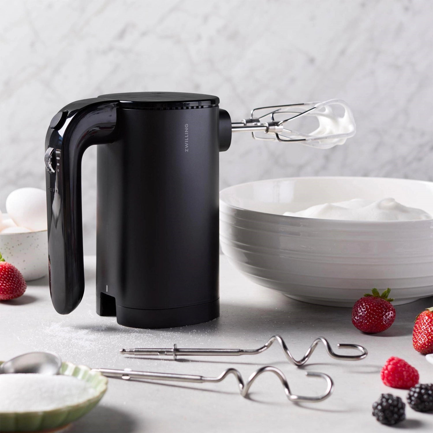 Der Xtend Akku Handmixer von Zwilling im Starter Set vereint kabellose Freiheit und stilvolles Design für effizientes Mixen und Zubereiten.