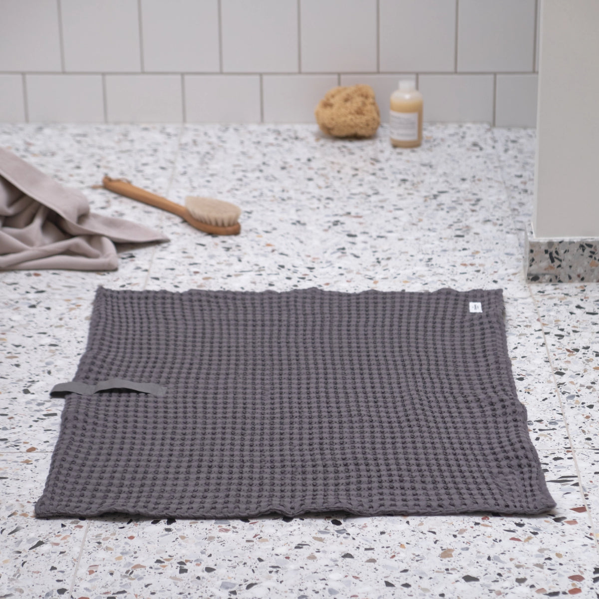 Big Waffle Badematte 80x55cm dark grey Biobaumwolle in Grau präsentiert im Onlineshop von KAQTU Design AG. Handtuch ist von The Organic Company
