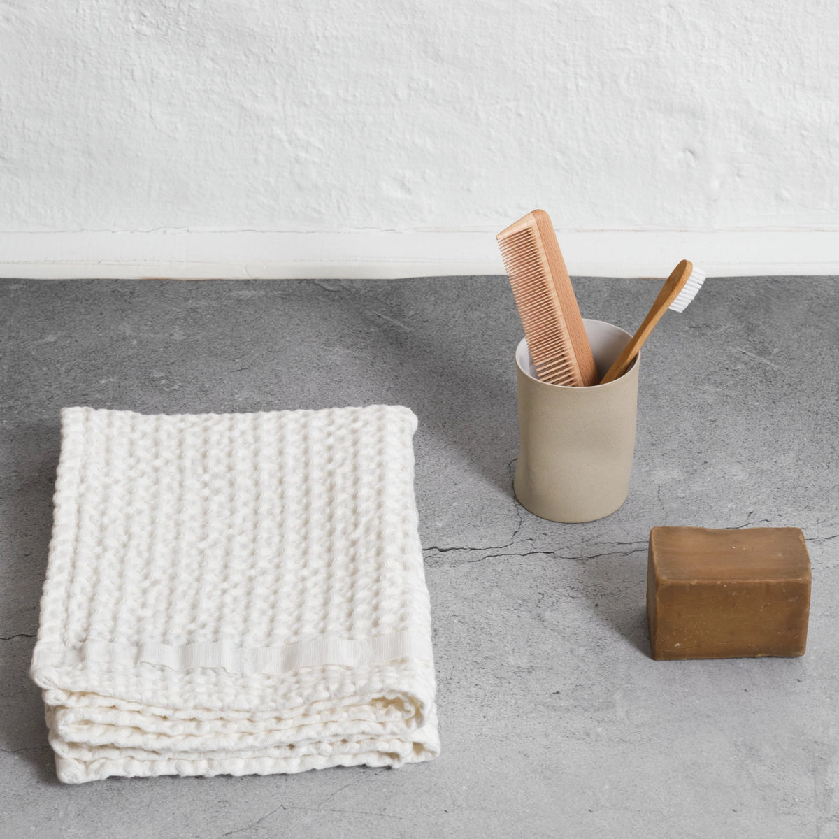 Big Waffle Handtuch 50x75cm natural white Biobaumwolle in Weiss präsentiert im Onlineshop von KAQTU Design AG. Handtuch ist von The Organic Company