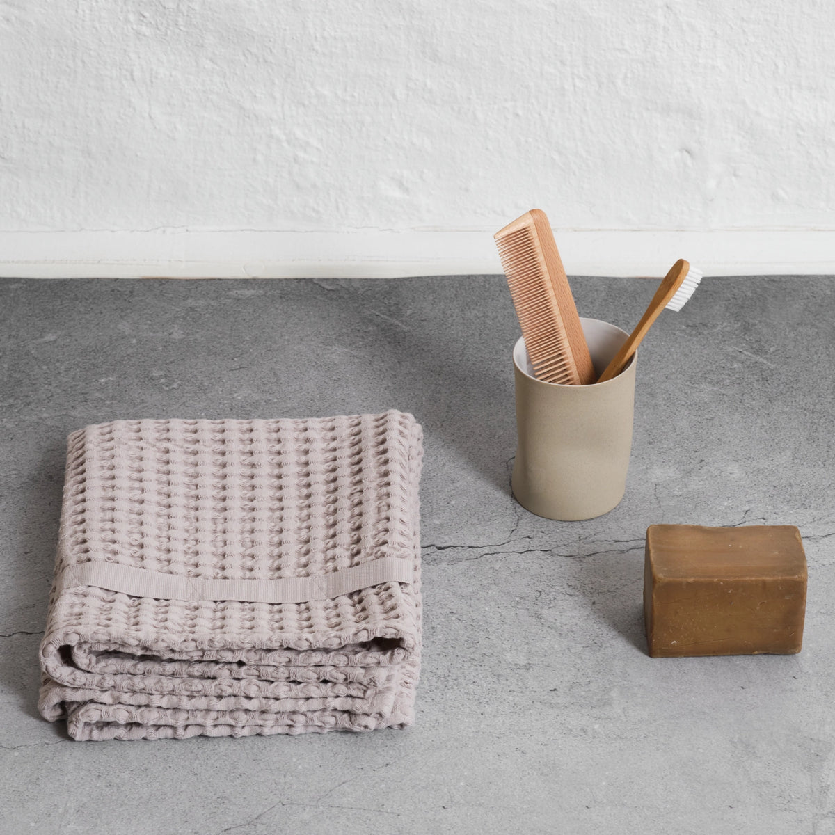 Big Waffle Handtuch 50x75cm dusty lavendel Biobaumwolle in Beige präsentiert im Onlineshop von KAQTU Design AG. Handtuch ist von The Organic Company