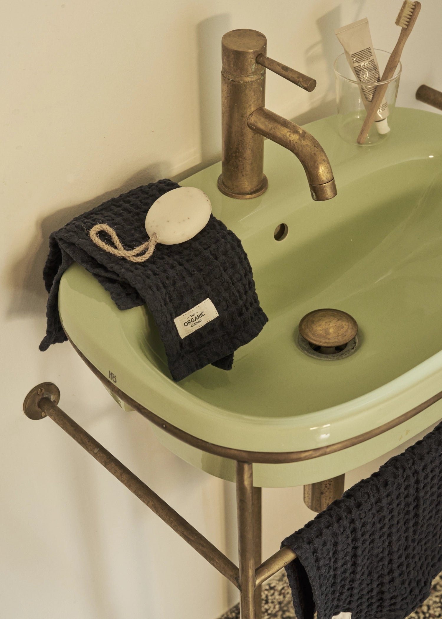 Big Waffle 3er Set Waschlappen 24x40cm dark grey Biobaumw. in Grau präsentiert im Onlineshop von KAQTU Design AG. Badetuch ist von The Organic Company