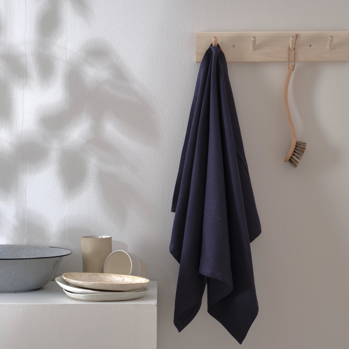 Geschirrtuch 53x86cm dark blue Biobaumwolle in Blau präsentiert im Onlineshop von KAQTU Design AG. Küchentuch ist von The Organic Company