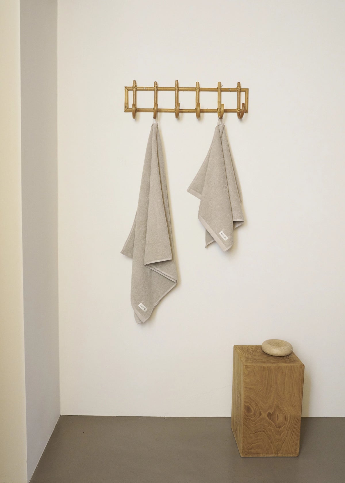 Mild Badetuch 70x140cm stone Biobaumwolle in Grau präsentiert im Onlineshop von KAQTU Design AG. Badetuch ist von The Organic Company