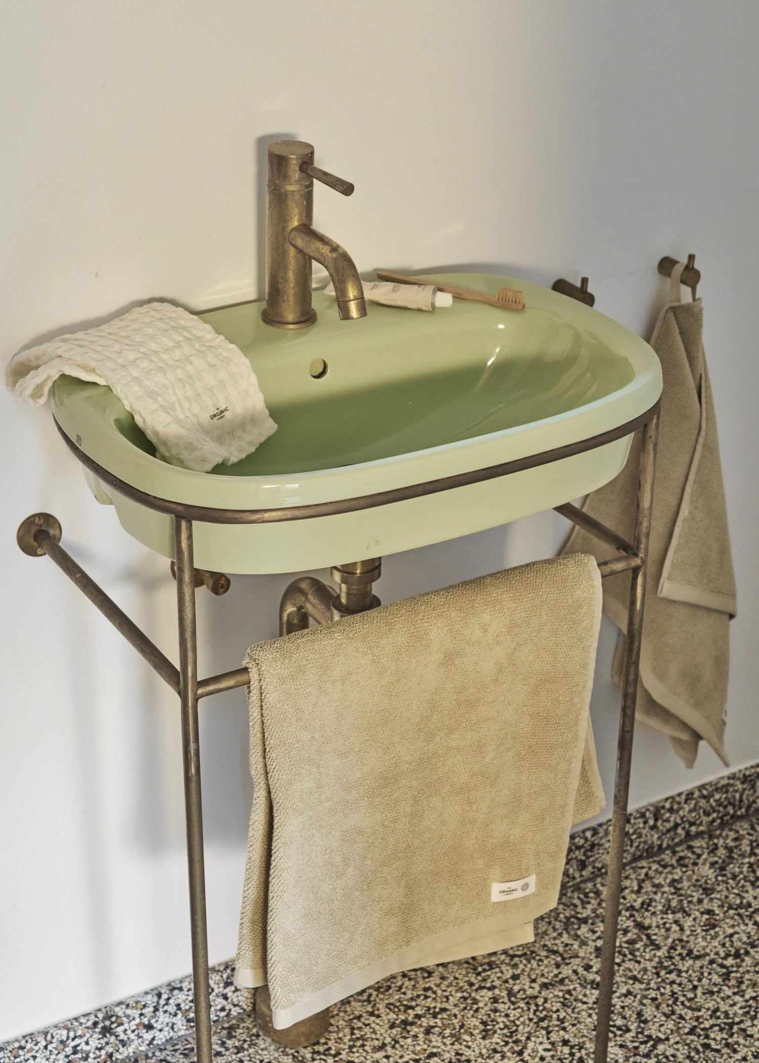 Mild Badetuch 70x140cm stone Biobaumwolle in Grau präsentiert im Onlineshop von KAQTU Design AG. Badetuch ist von The Organic Company