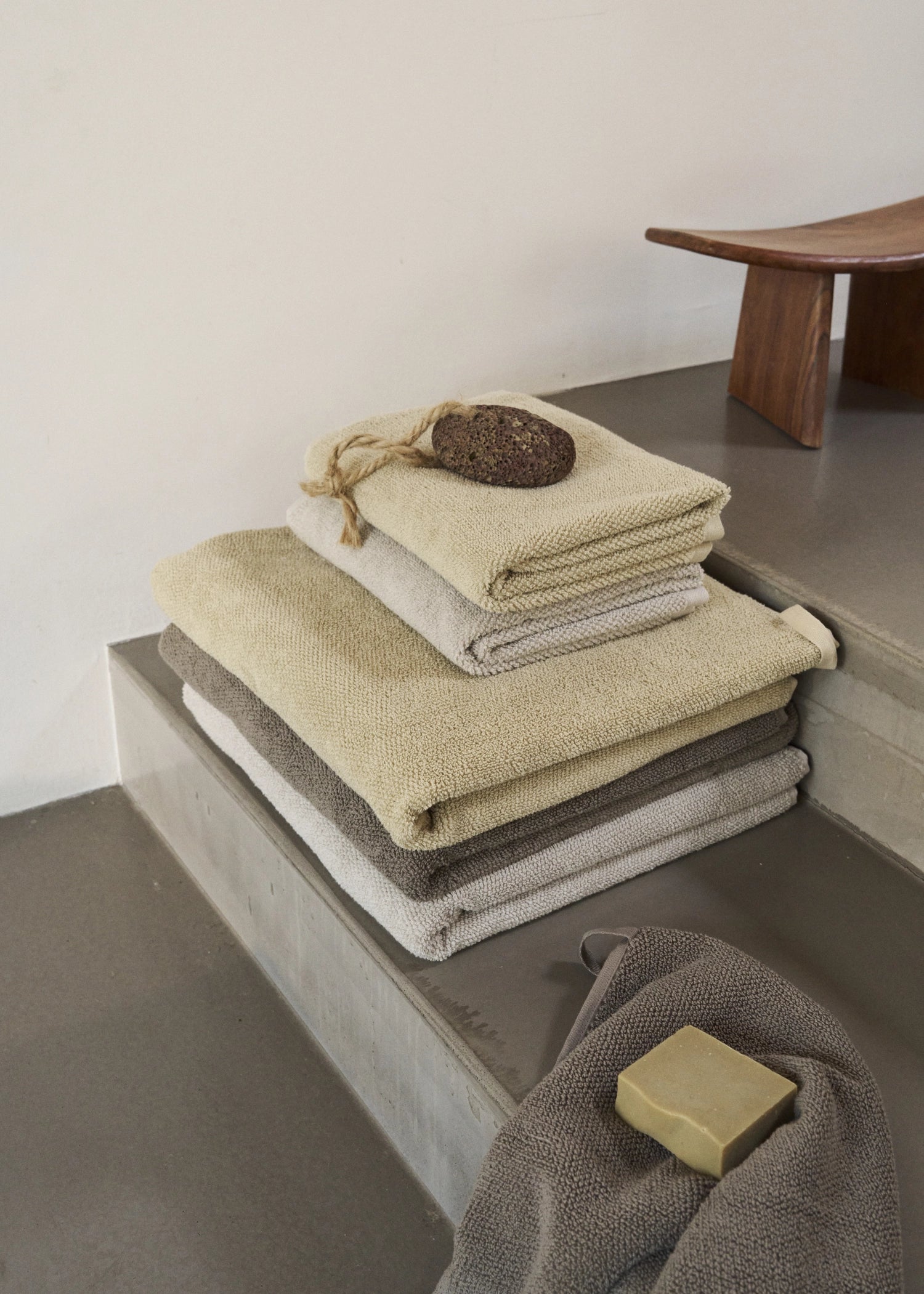 Mild Badetuch 70x140cm stone Biobaumwolle in Grau präsentiert im Onlineshop von KAQTU Design AG. Badetuch ist von The Organic Company