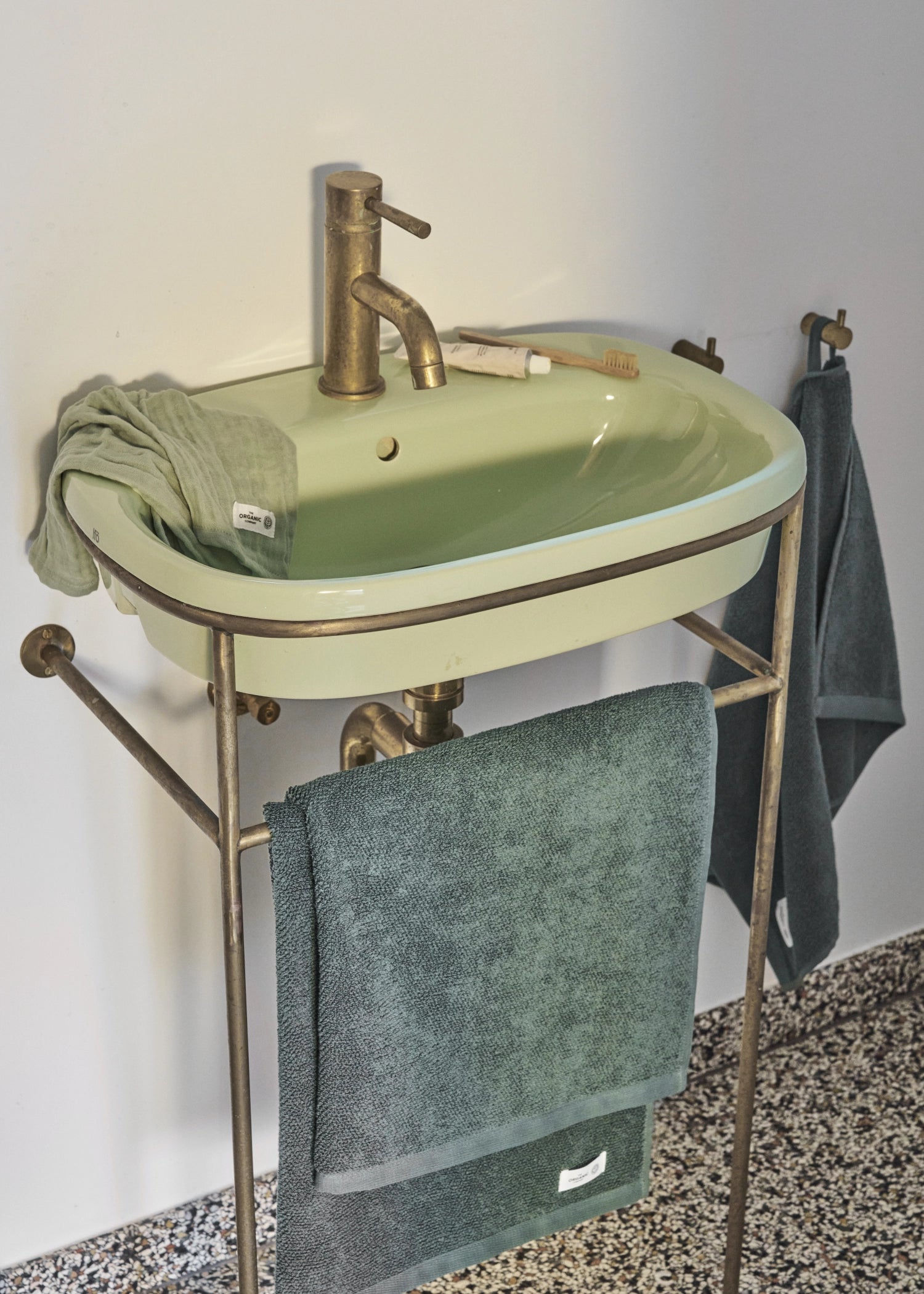 Mild Badetuch 70x140cm stone Biobaumwolle in Grau präsentiert im Onlineshop von KAQTU Design AG. Badetuch ist von The Organic Company