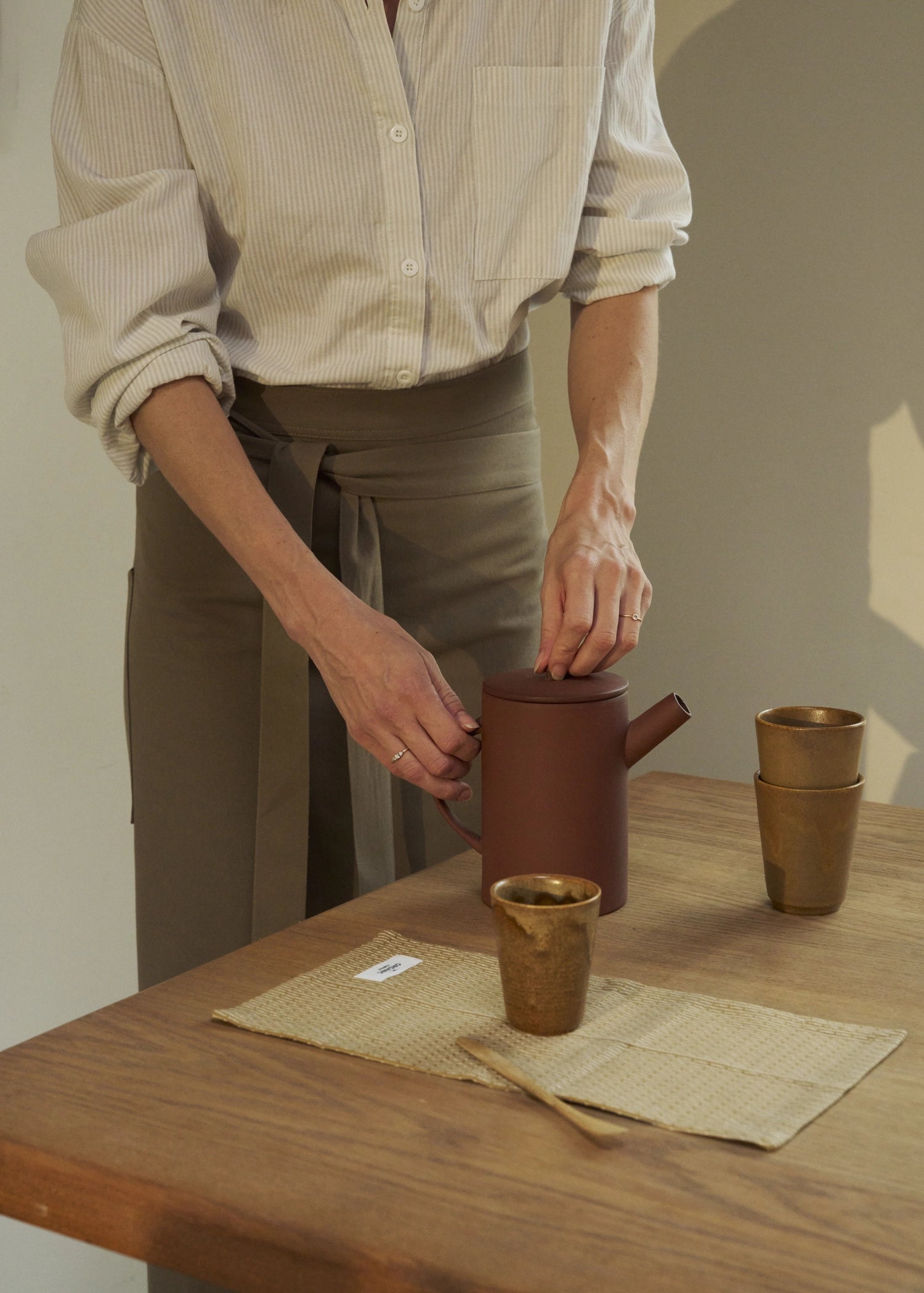 Elegante Kochschürze in der Farbe Clay, gefertigt aus 100% Biobaumwolle, 100x38cm, perfekt für umweltbewusste Köche.