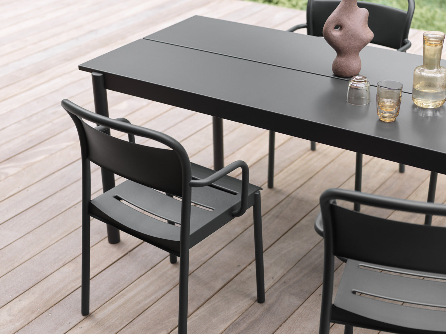Linear Steel Armlehnstuhl in Schwarz präsentiert im Onlineshop von KAQTU Design AG. Gartenstuhl mit Armlehnen ist von Muuto