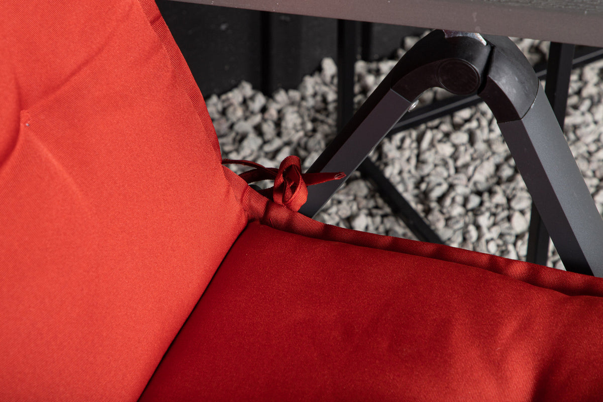 Kissen 5 pos in Rot präsentiert im Onlineshop von KAQTU Design AG. Sitzkissen ist von Venture Home