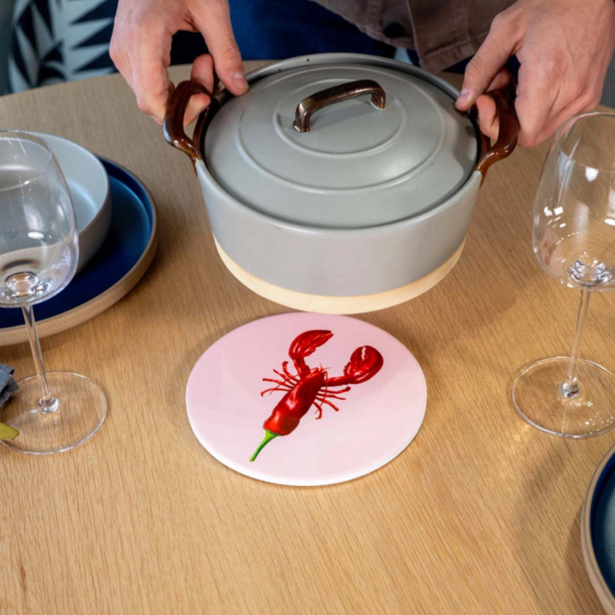 Untersetzer Lobster D18cm Keramik in Mehrfarbig präsentiert im Onlineshop von KAQTU Design AG. Pfannenuntersatz ist von Easy Life