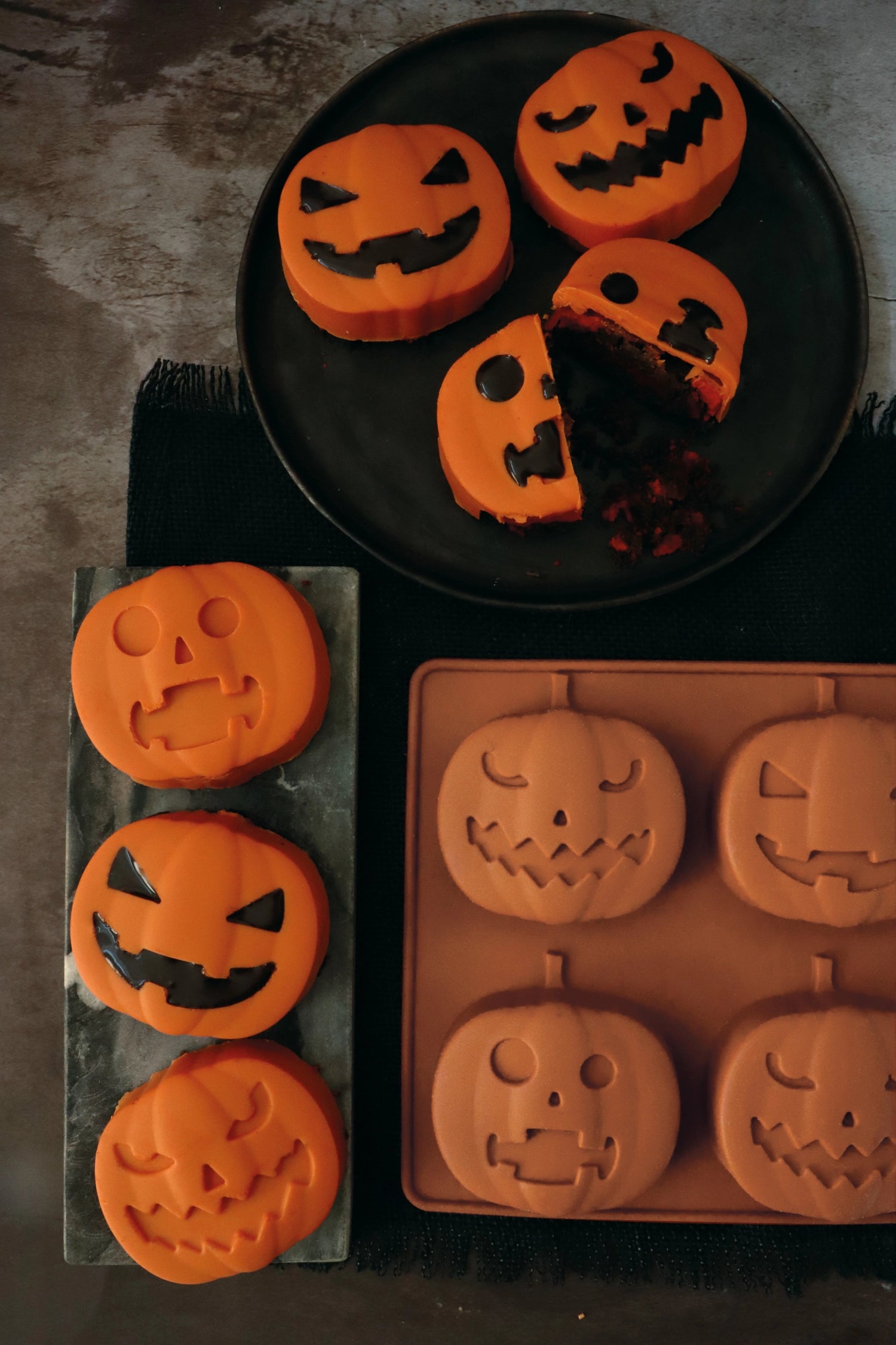 Backform für 6 Kürbisse in Orange präsentiert im Onlineshop von KAQTU Design AG. Backform / Backblech ist von Scrap Cooking