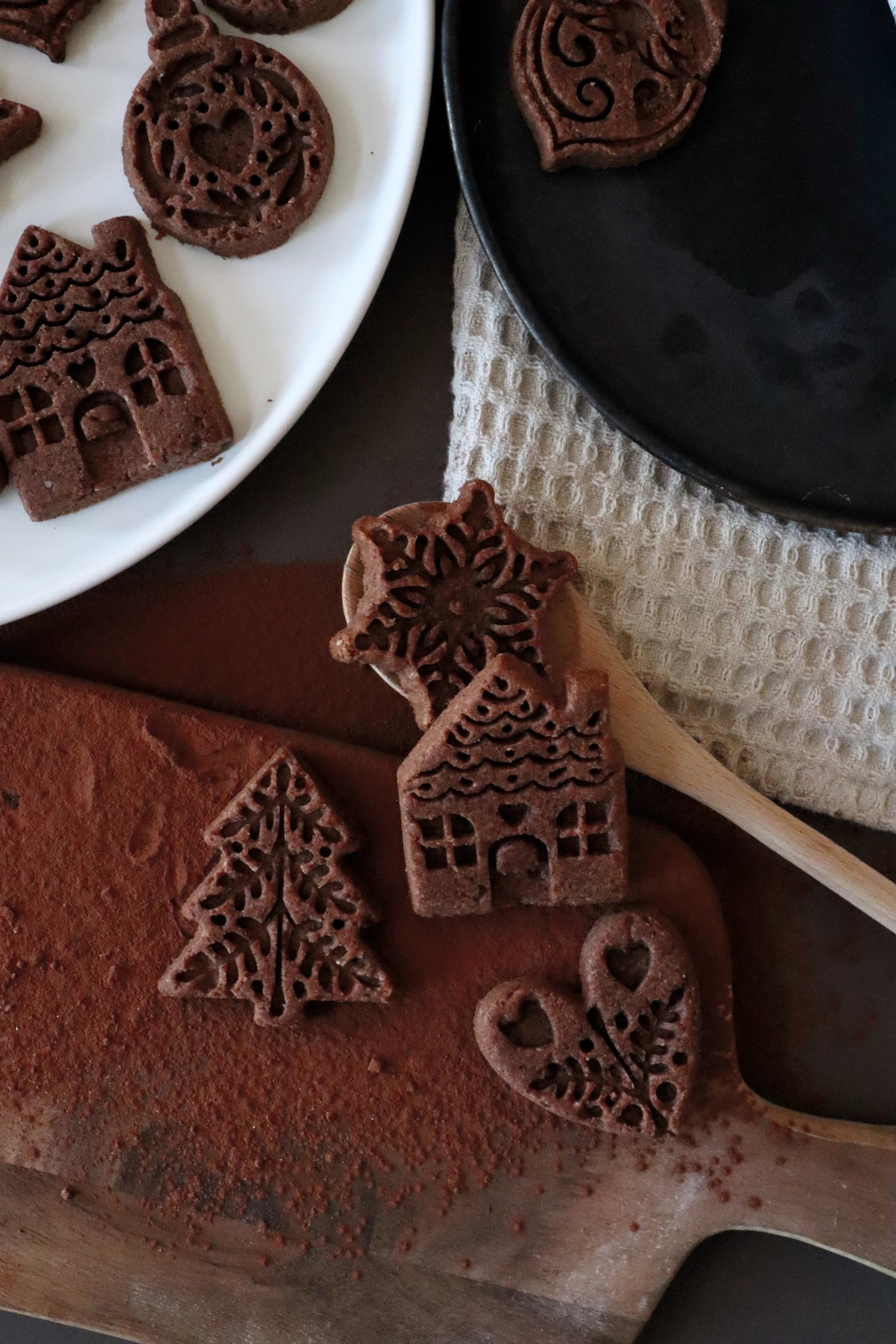 Backform für 12 Weihnachtskekse Silikon in Beige präsentiert im Onlineshop von KAQTU Design AG. Backform / Backblech ist von Scrap Cooking