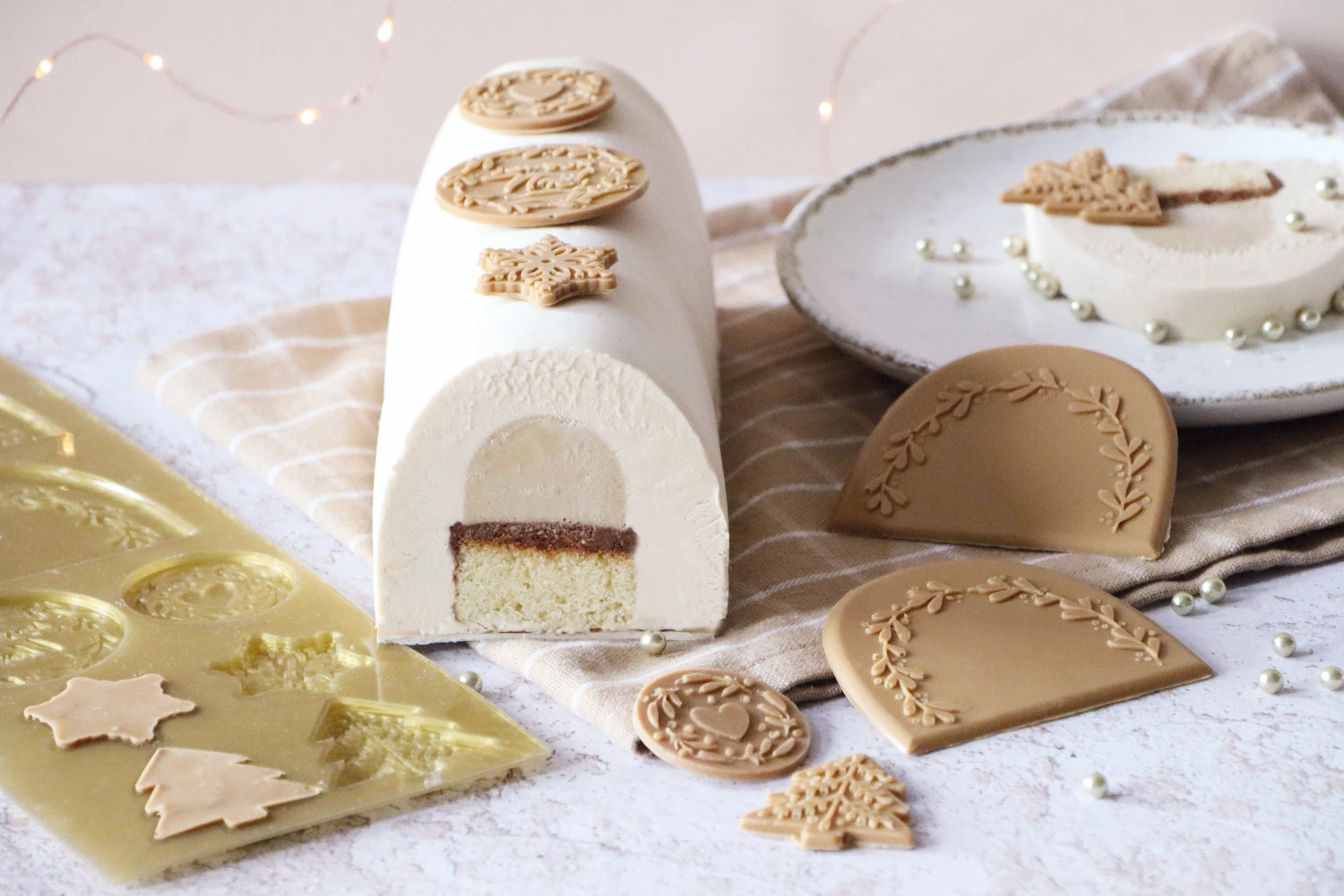 Schockoladenform für Bûche Silikon in Beige präsentiert im Onlineshop von KAQTU Design AG. Backform / Backblech ist von Scrap Cooking