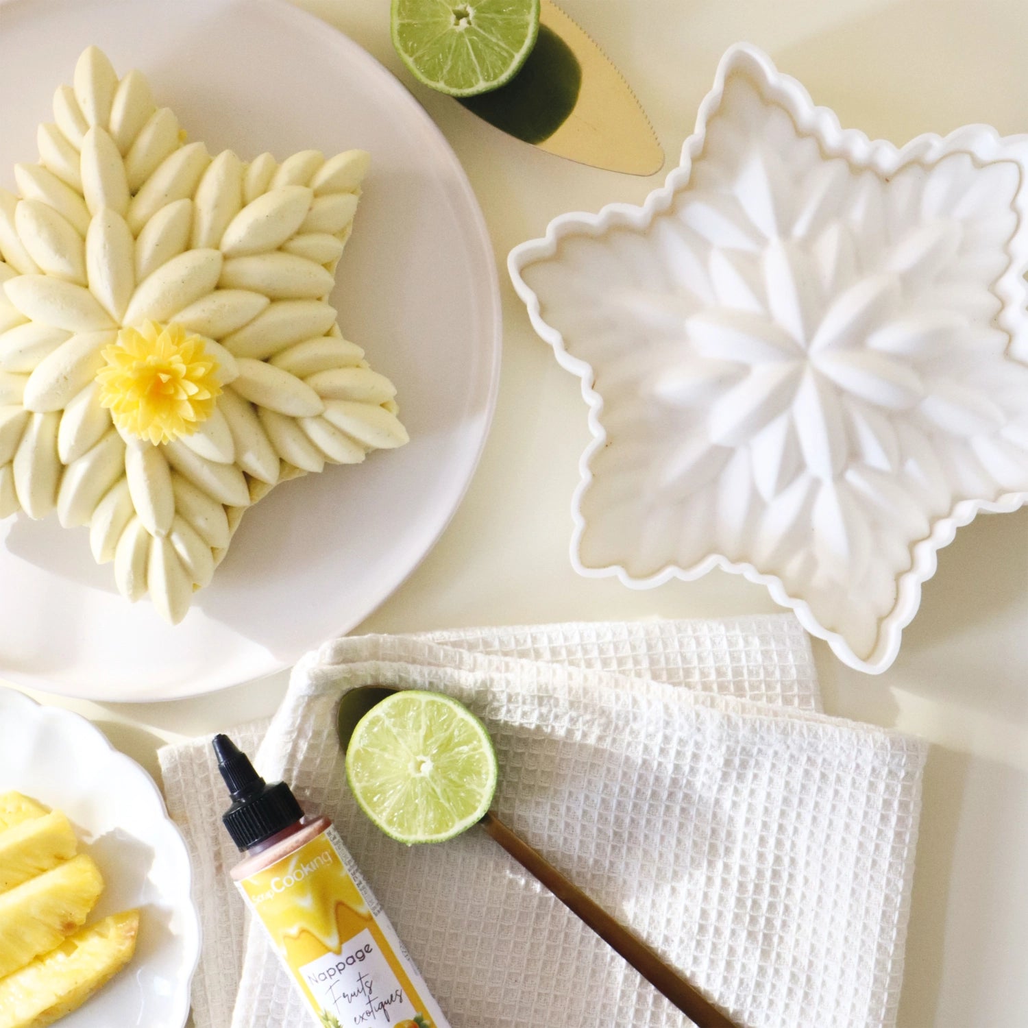 Backform Stern Céleste Silikon in Weiss präsentiert im Onlineshop von KAQTU Design AG. Backform / Backblech ist von Scrap Cooking