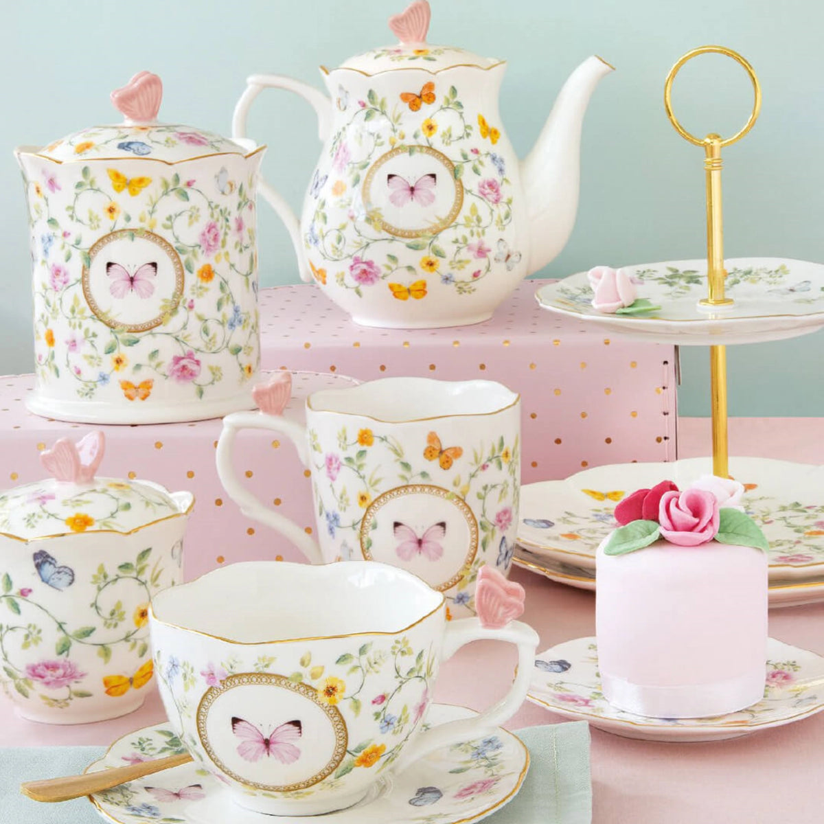 Dancing Butterflies Tasse mit Untertasse 240ml Porzellan in Mehrfarbig präsentiert im Onlineshop von KAQTU Design AG. Espressotassen ist von Easy Life