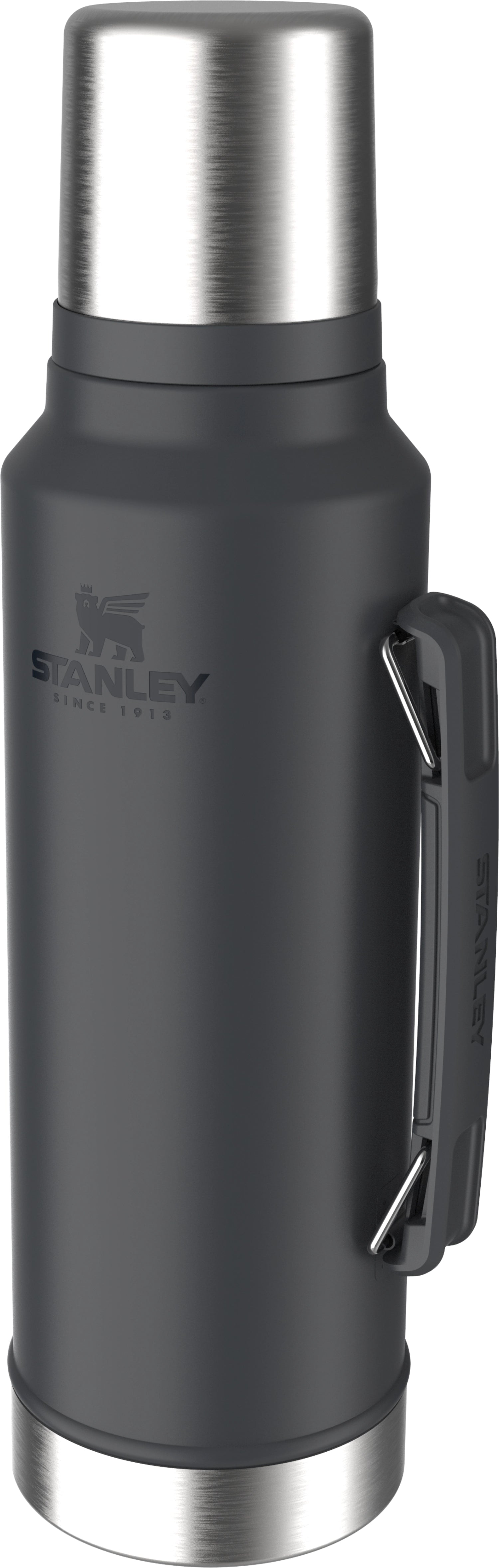 Elegante schwarze Stanley Trinkflasche mit 1.4l, perfekt für Abenteuer und Alltag, bietet Langlebigkeit und Funktionalität.