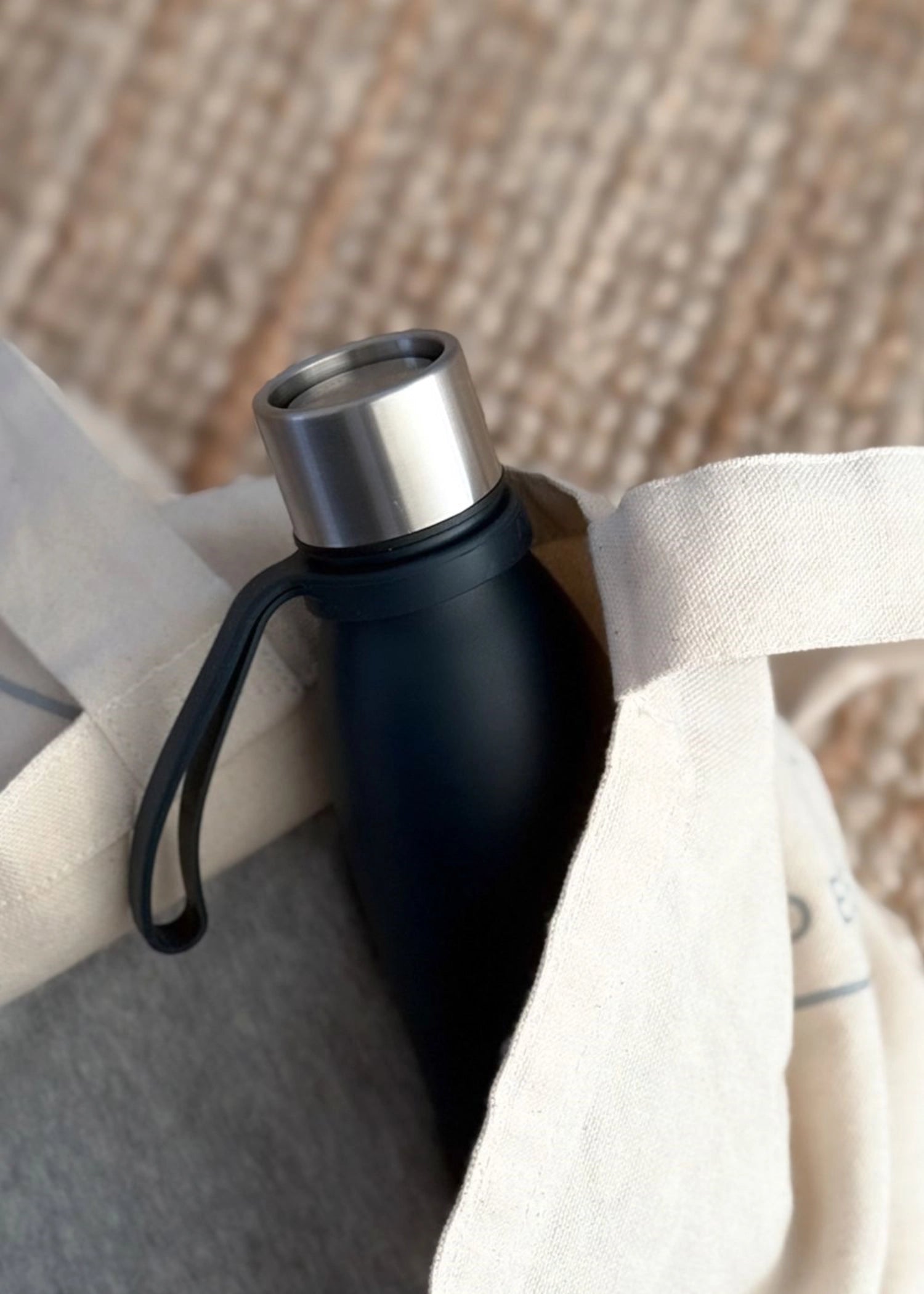 Trinkflasche 500ml Navy Blue in Blau präsentiert im Onlineshop von KAQTU Design AG. Trinkflaschen ist von AYA&IDA