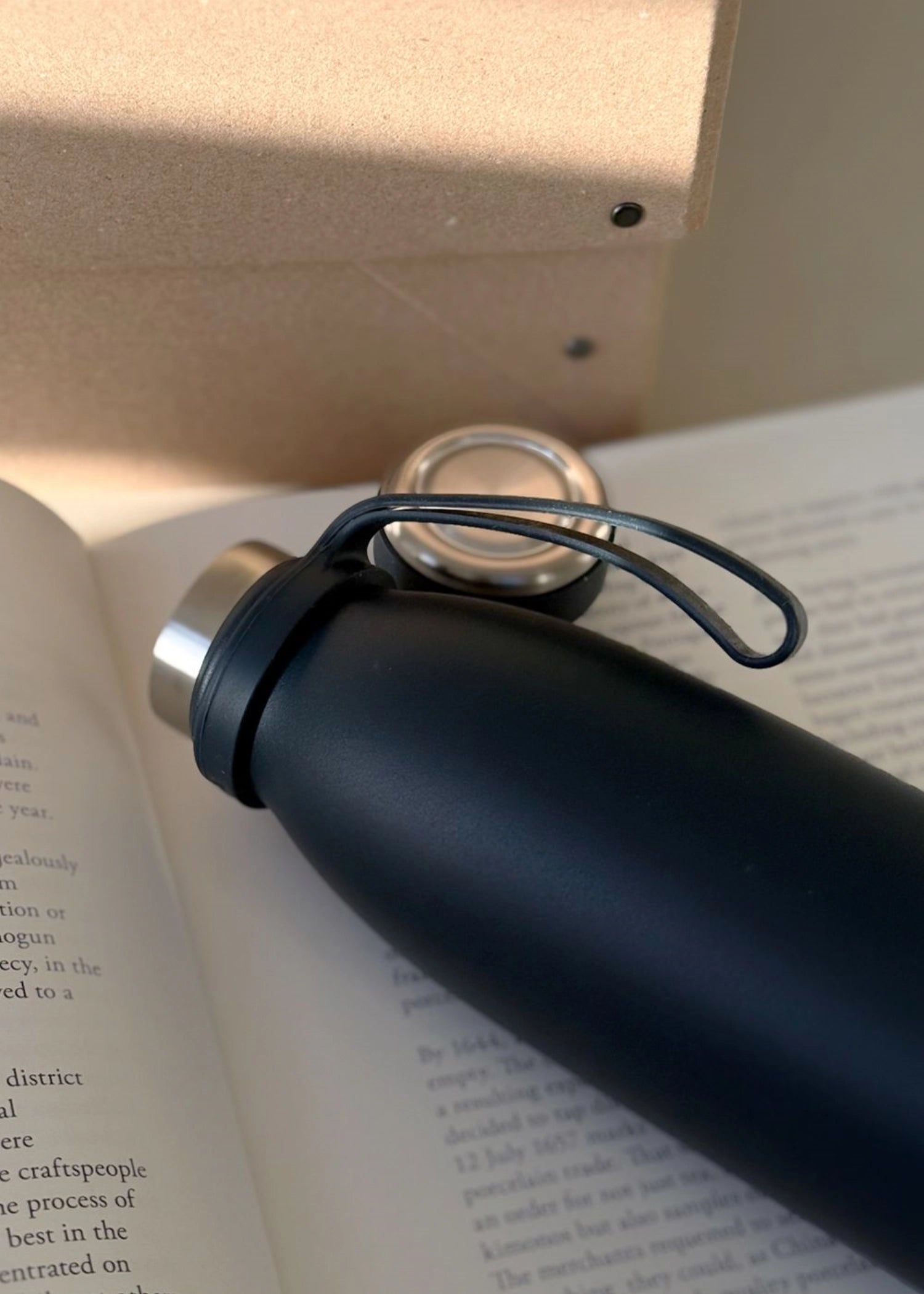 Trinkflasche 500ml Navy Blue in Blau präsentiert im Onlineshop von KAQTU Design AG. Trinkflaschen ist von AYA&IDA