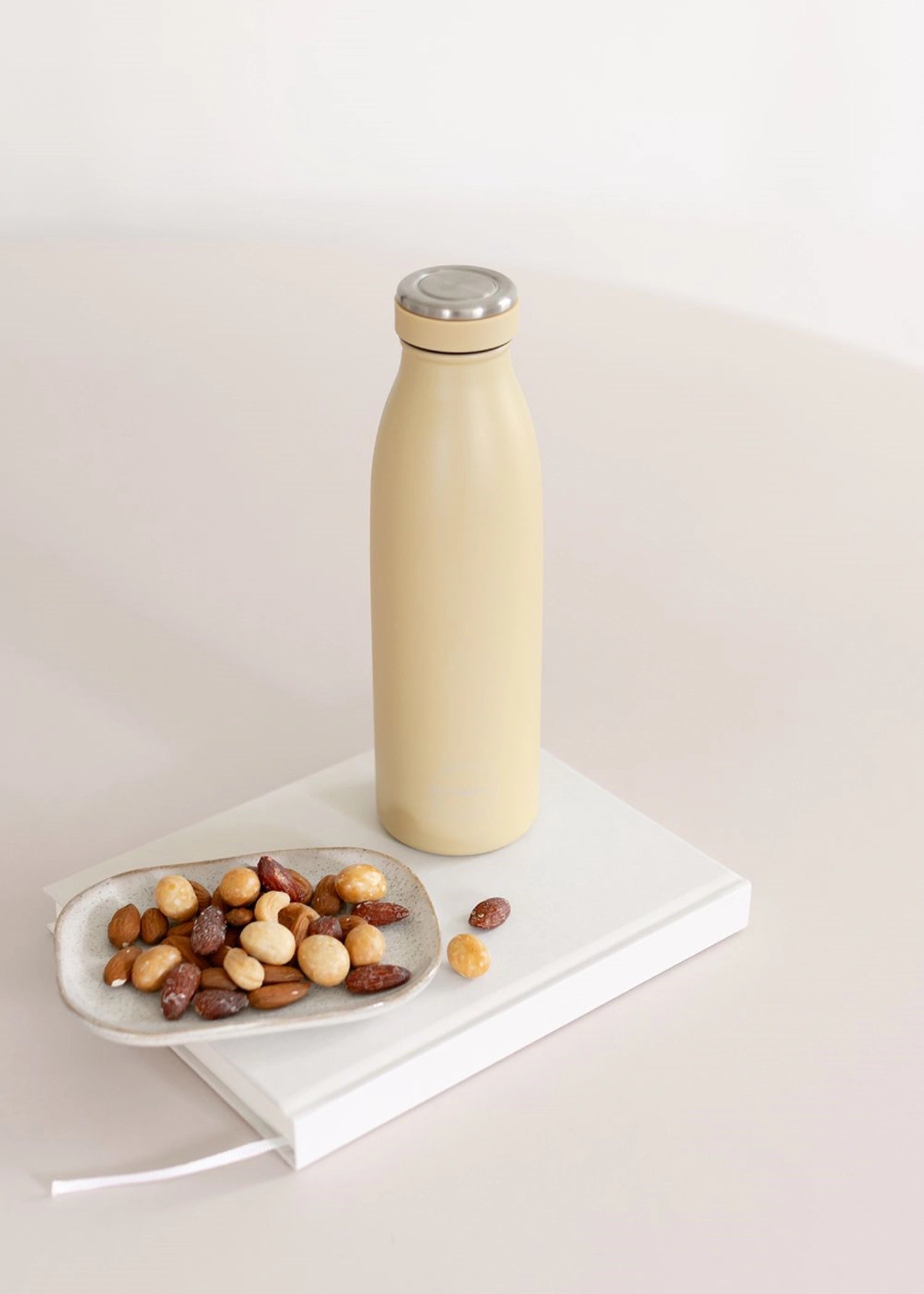 Trinkflasche 500ml Dusty Yellow in Gelb präsentiert im Onlineshop von KAQTU Design AG. Trinkflaschen ist von AYA&IDA