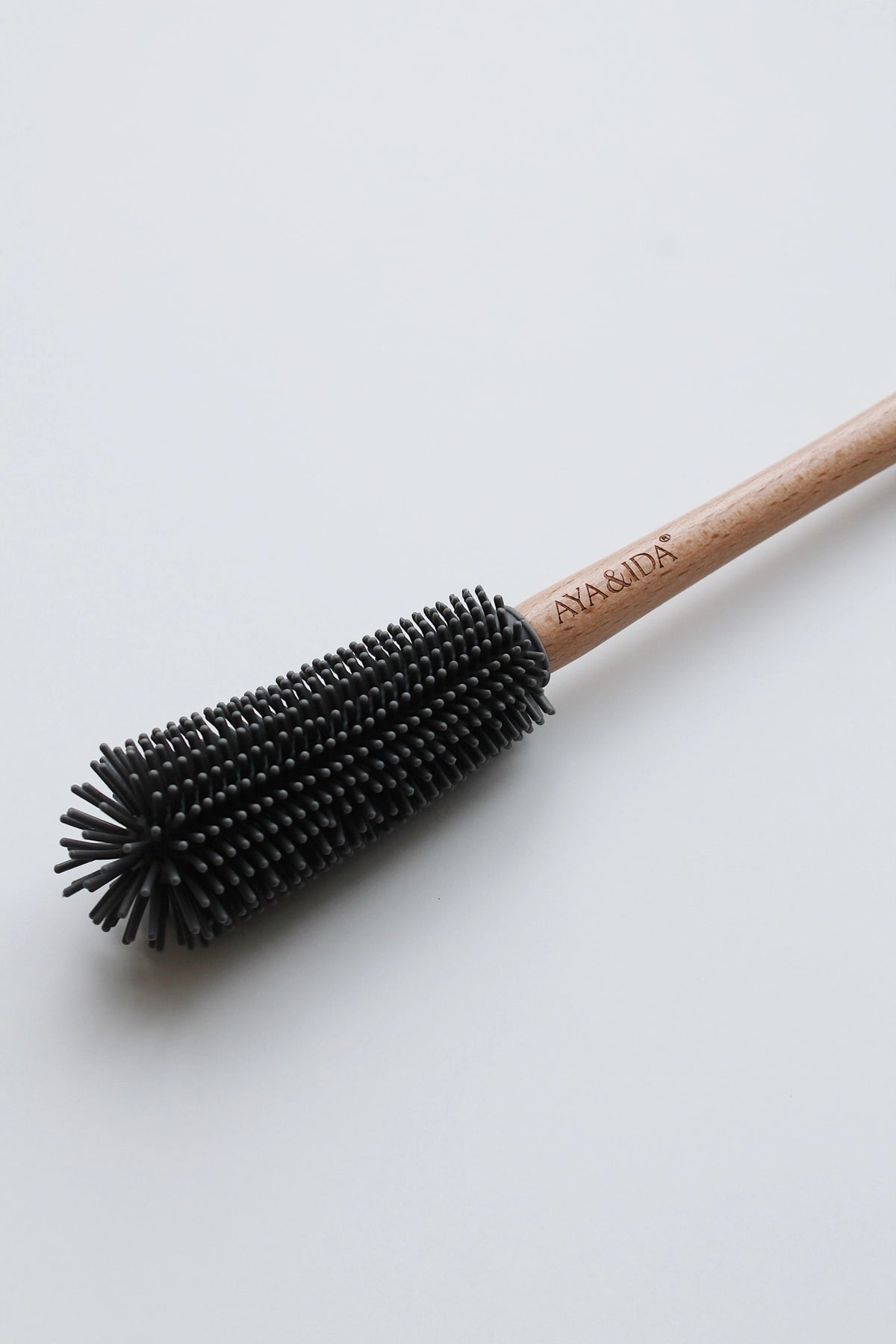 Flaschenbürste Dark Grey in Grau präsentiert im Onlineshop von KAQTU Design AG. Zutaten ist von AYA&IDA
