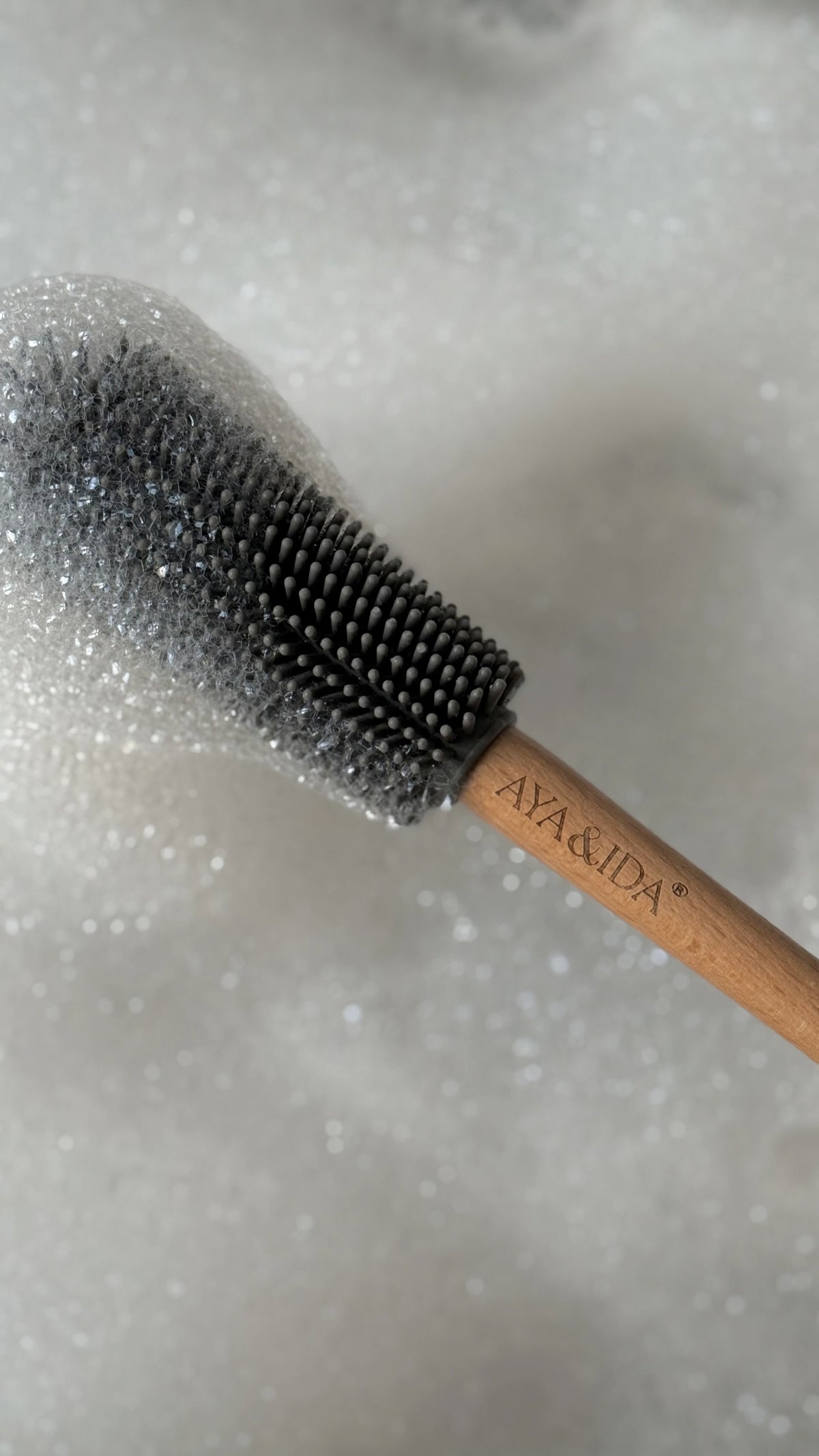 Flaschenbürste Dark Grey in Grau präsentiert im Onlineshop von KAQTU Design AG. Zutaten ist von AYA&IDA