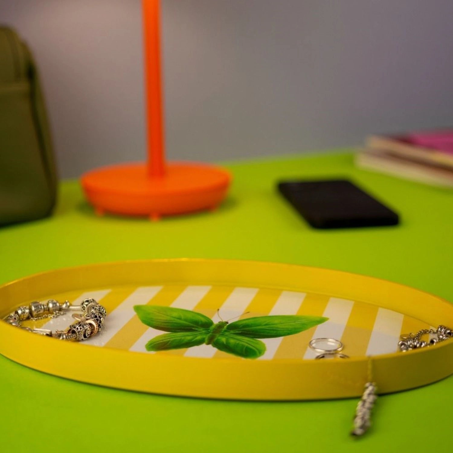 Tablett oval 28x17cm Schmetterling in Mehrfarbig präsentiert im Onlineshop von KAQTU Design AG. Tablett ist von Easy Life