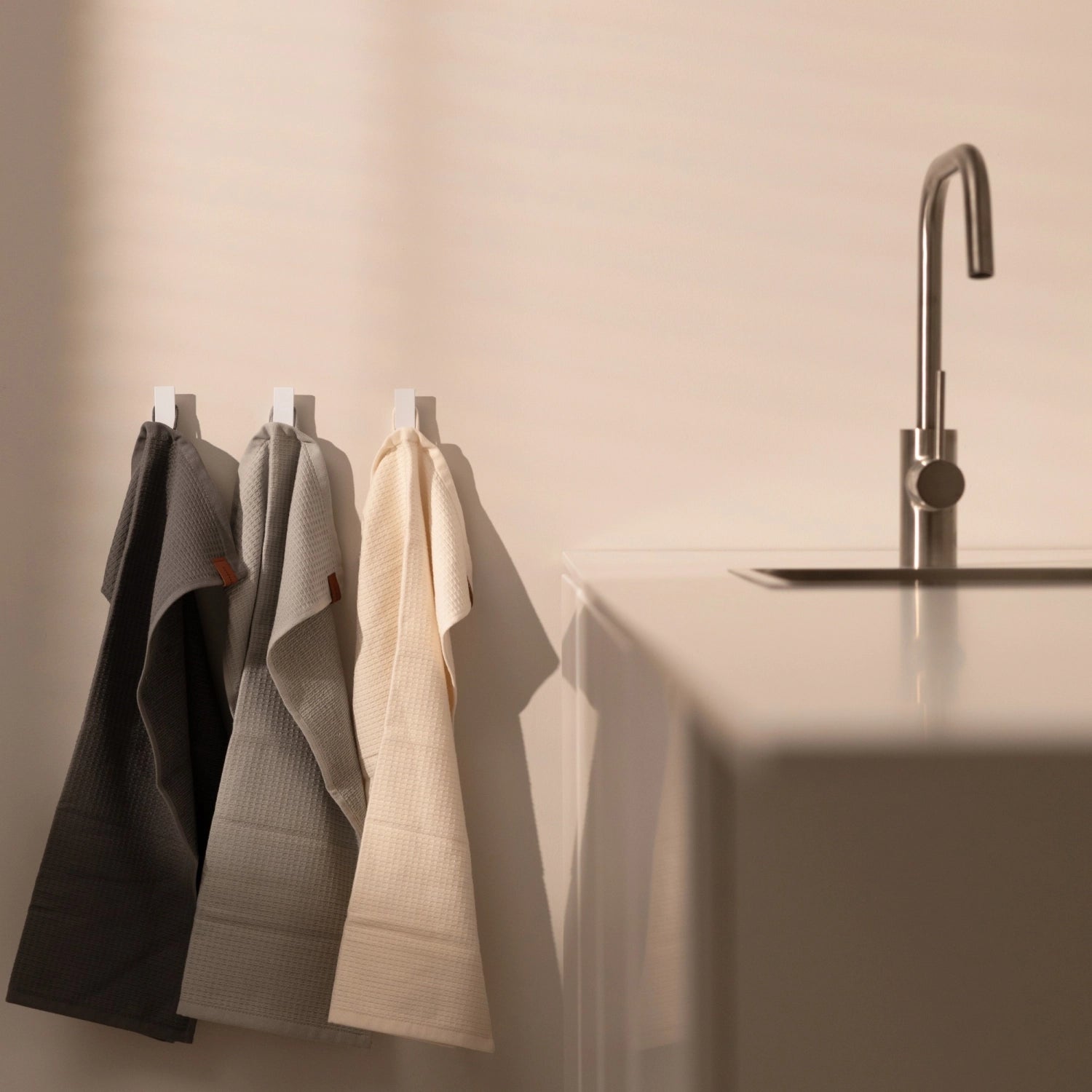 3er Set Handtuchhalter Klebehaken weiss in Weiss präsentiert im Onlineshop von KAQTU Design AG. Kleiderhaken ist von Nordesign