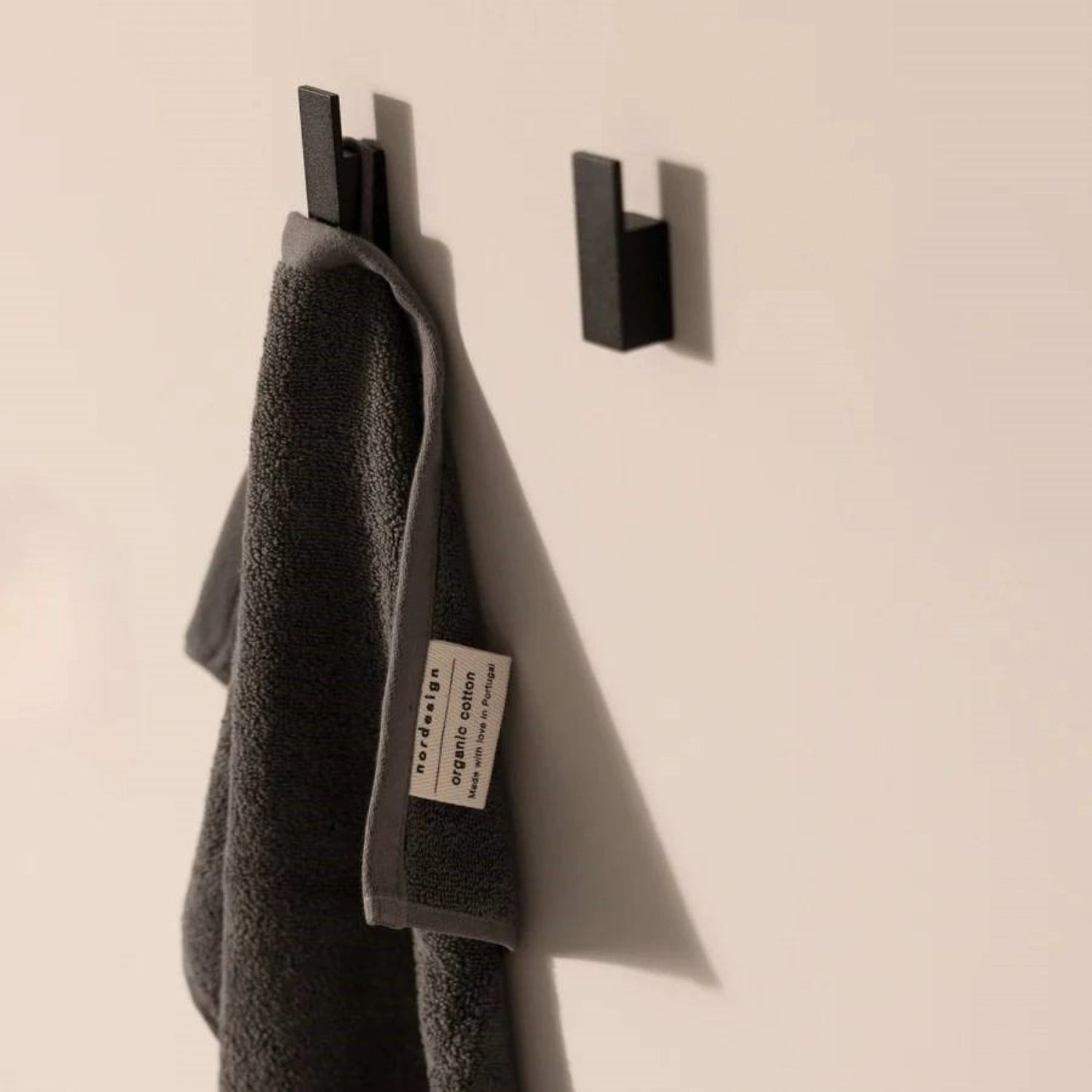 Handtuch 50x100cm dunkelgrau in Grau präsentiert im Onlineshop von KAQTU Design AG. Badetuch ist von Nordesign