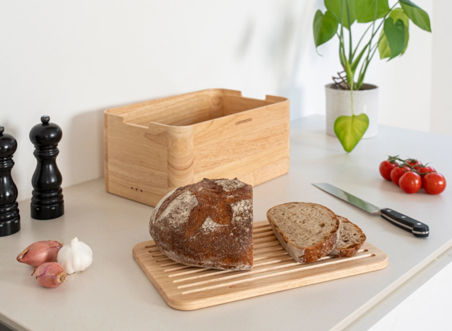 Brotkasten Gummibaum in Braun präsentiert im Onlineshop von KAQTU Design AG. Brotkorb ist von Continenta