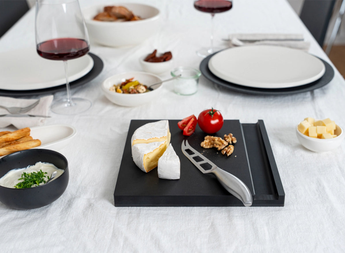 Käse-Set mit Messer Duracore schwarz in Schwarz präsentiert im Onlineshop von KAQTU Design AG. Schneidbrett ist von Continenta