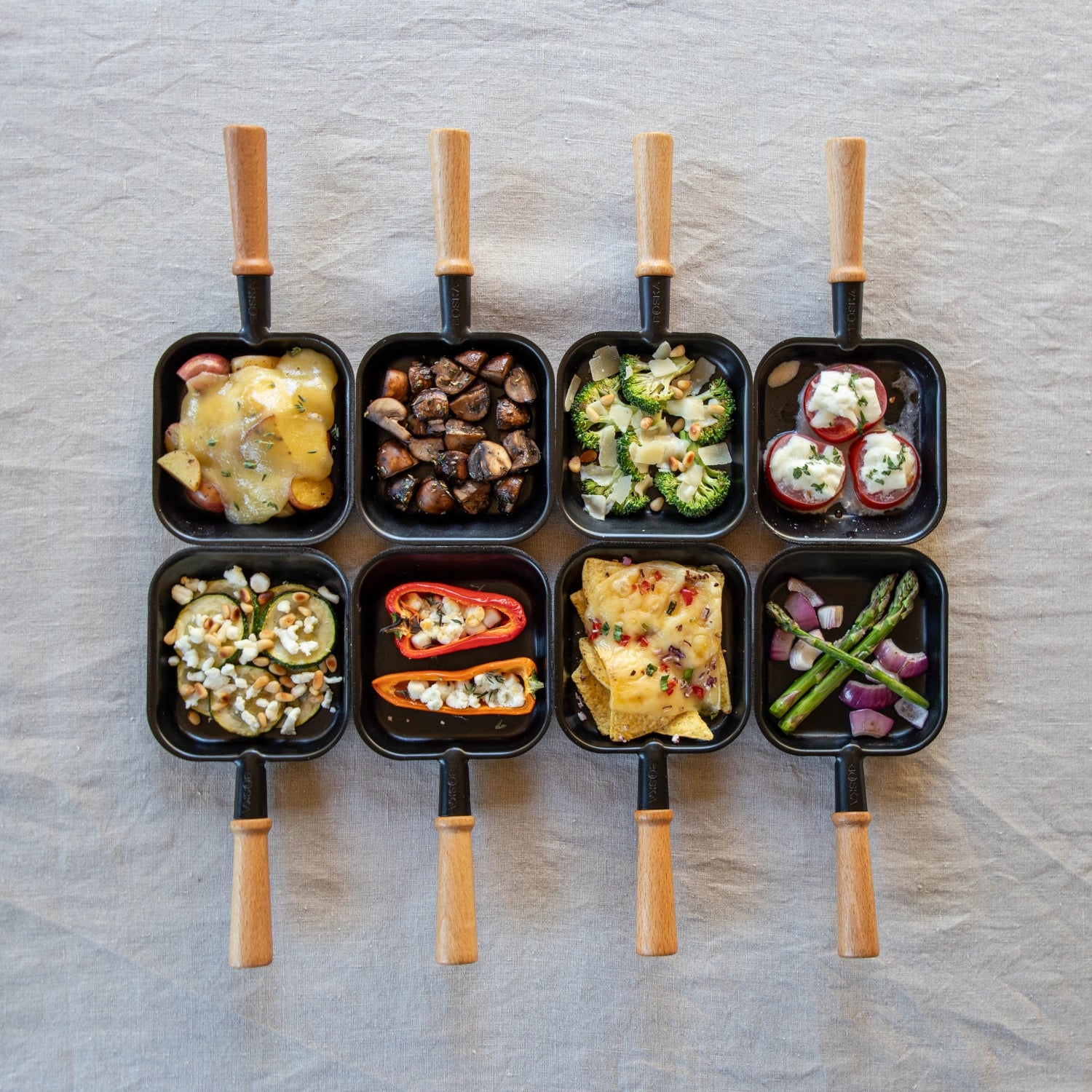 Party Raclette für 8 Personen 53.4x26cm H14.5cm Buche in Schwarz präsentiert im Onlineshop von KAQTU Design AG. Küchenhelfer ist von Boska