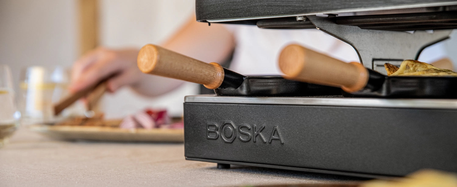 Party Raclette für 8 Personen 53.4x26cm H14.5cm Buche in Schwarz präsentiert im Onlineshop von KAQTU Design AG. Küchenhelfer ist von Boska