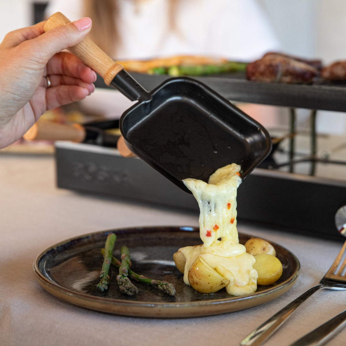 Party Raclette für 8 Personen 53.4x26cm H14.5cm Buche in Schwarz präsentiert im Onlineshop von KAQTU Design AG. Küchenhelfer ist von Boska