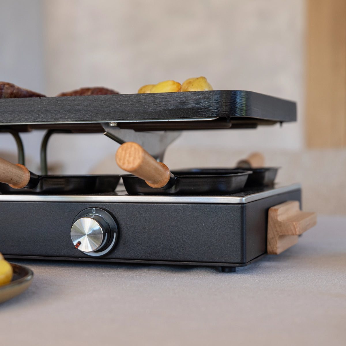 Party Raclette für 8 Personen 53.4x26cm H14.5cm Buche in Schwarz präsentiert im Onlineshop von KAQTU Design AG. Küchenhelfer ist von Boska