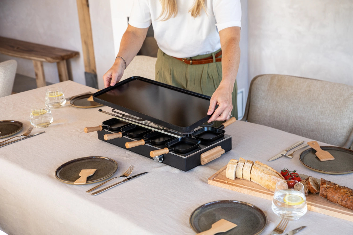 Party Raclette für 8 Personen 53.4x26cm H14.5cm Buche in Schwarz präsentiert im Onlineshop von KAQTU Design AG. Küchenhelfer ist von Boska