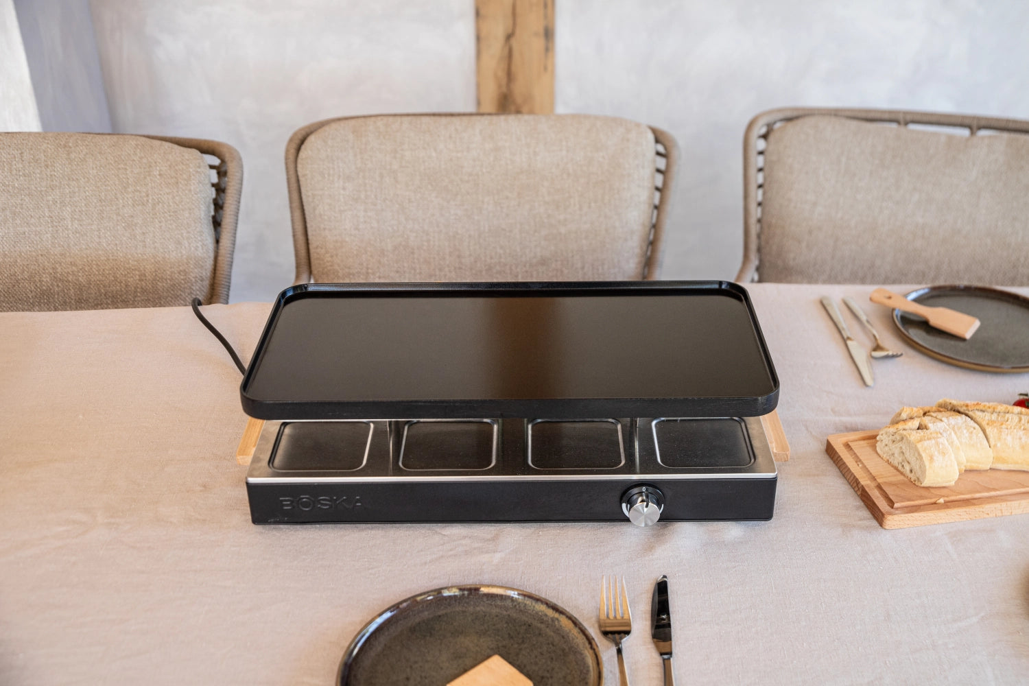 Party Raclette für 8 Personen 53.4x26cm H14.5cm Buche in Schwarz präsentiert im Onlineshop von KAQTU Design AG. Küchenhelfer ist von Boska