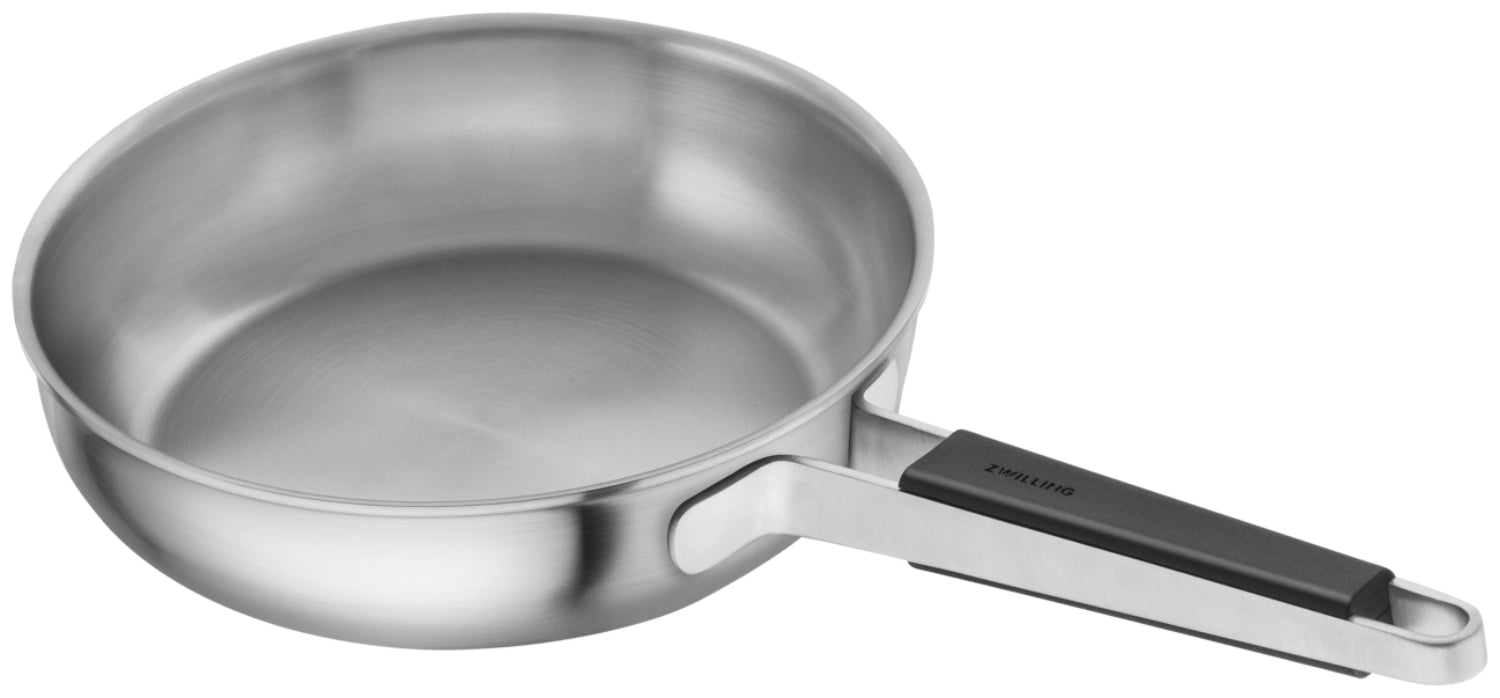 Pure Bratpfanne unbeschichtet 24cm Edelstahl in Silber präsentiert im Onlineshop von KAQTU Design AG. Bratpfanne ist von Zwilling