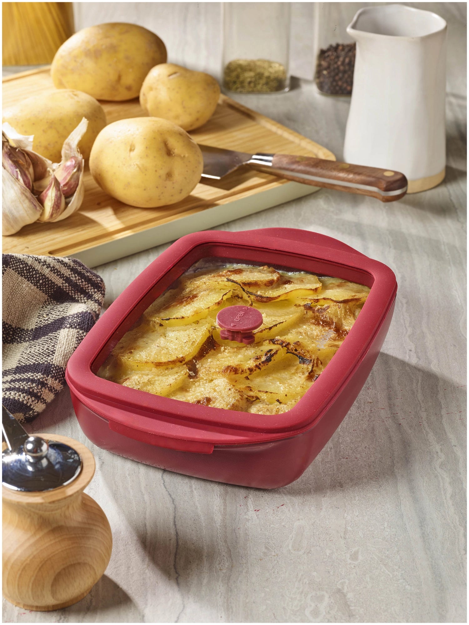 Auflaufform mit Frischhaltedeckel 1.6l 19.9x28.1cm cherry in Rot präsentiert im Onlineshop von KAQTU Design AG. Aufbewahrungsbeutel ist von Pebbly