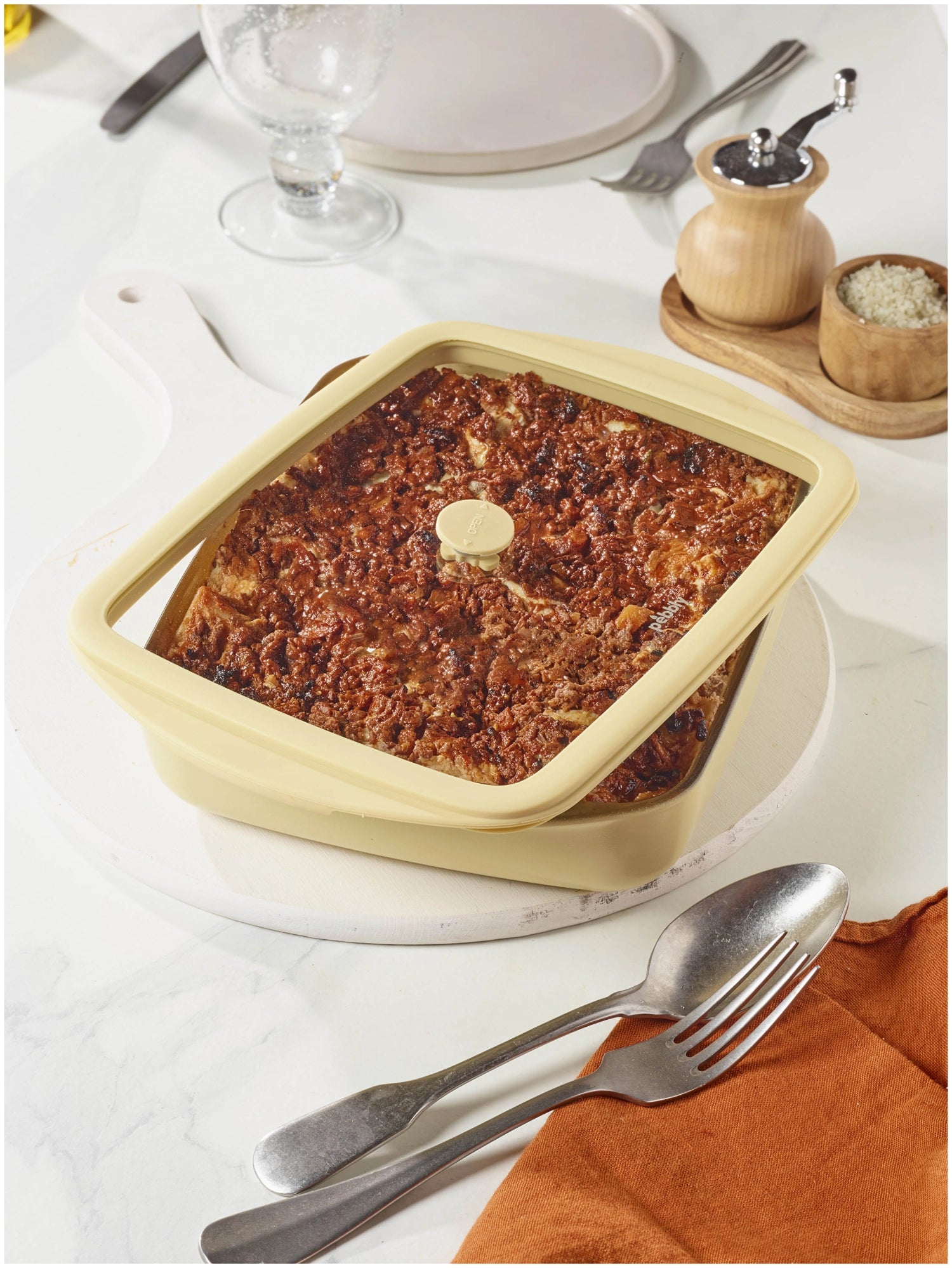 Auflaufform mit Frischhaltedeckel 0.8l 14.6x23.5cm eggshell in Gelb präsentiert im Onlineshop von KAQTU Design AG. Aufbewahrungsbeutel ist von Pebbly