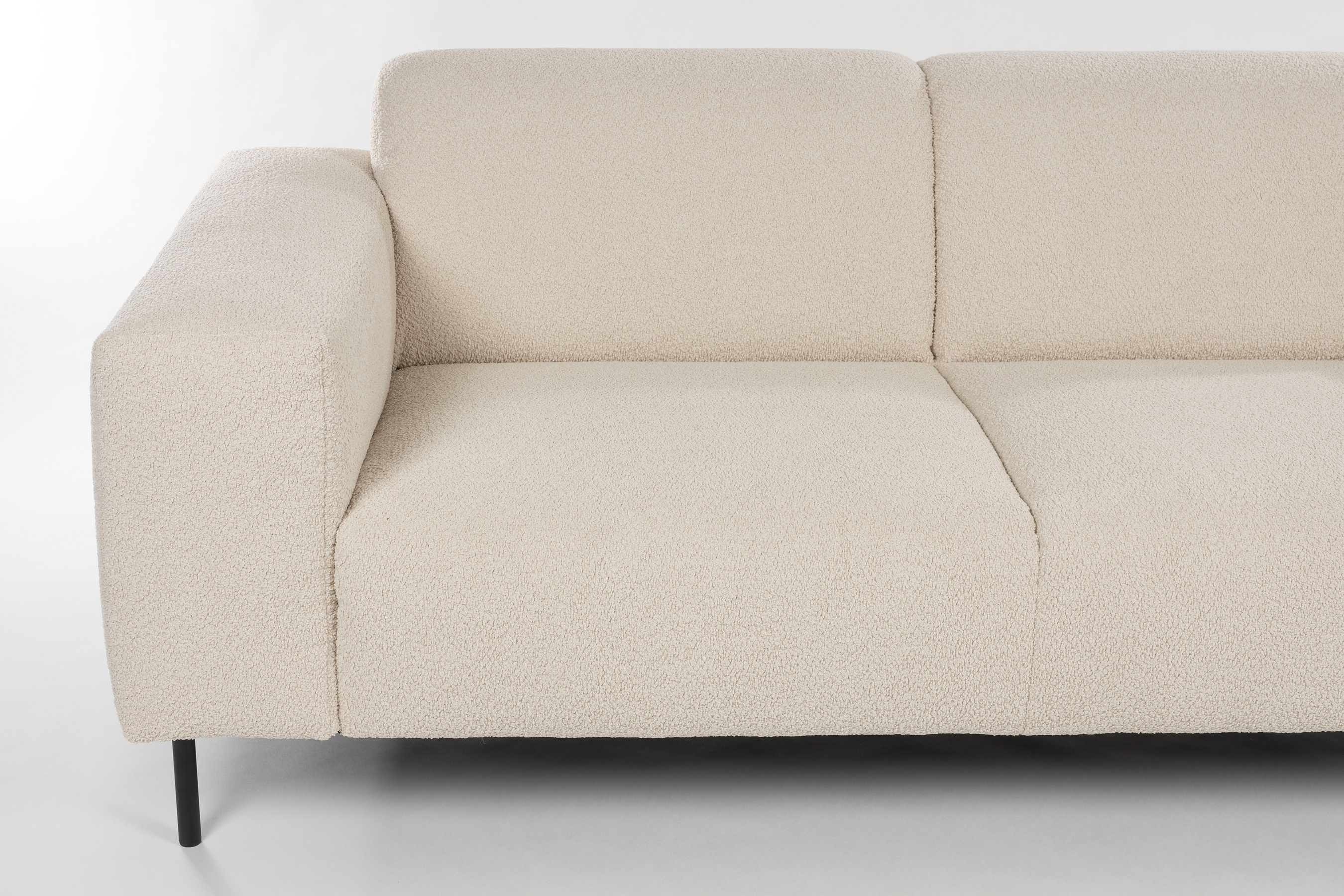 Sofa Sylvia 2.5 Sitzer in Weiss präsentiert im Onlineshop von KAQTU Design AG. 2er Sofa ist von White Label Living