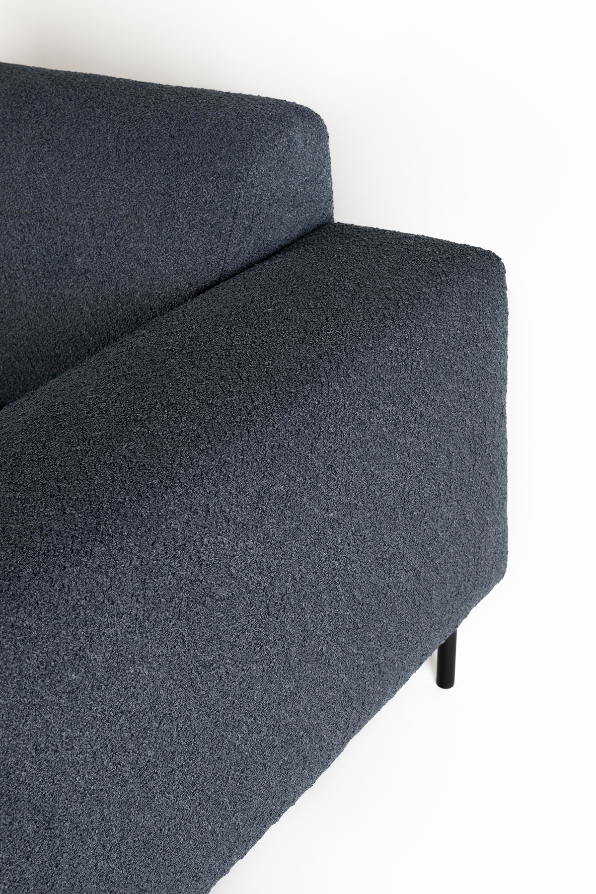 Sofa Sylvia 2.5 Sitzer in Blau präsentiert im Onlineshop von KAQTU Design AG. 2er Sofa ist von White Label Living