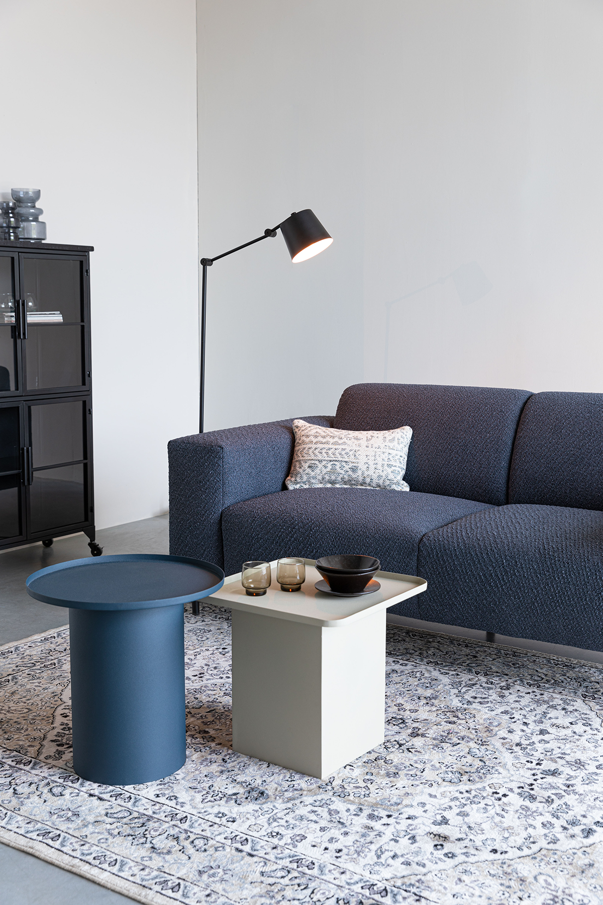 Sofa Sylvia 2.5 Sitzer in Blau präsentiert im Onlineshop von KAQTU Design AG. 2er Sofa ist von White Label Living