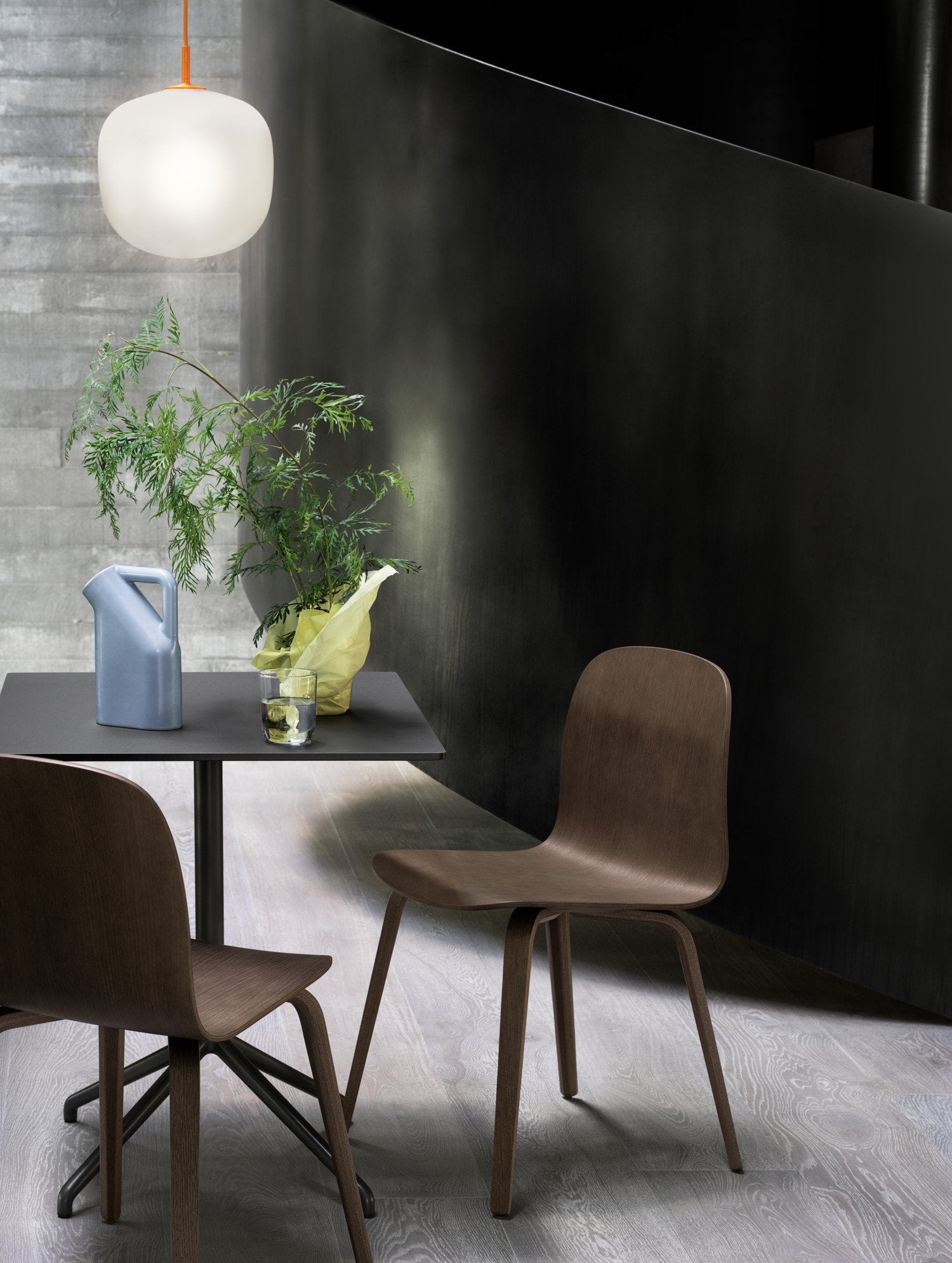 Visu Stuhl in Braun Gebeizt präsentiert im Onlineshop von KAQTU Design AG. Stuhl ist von Muuto