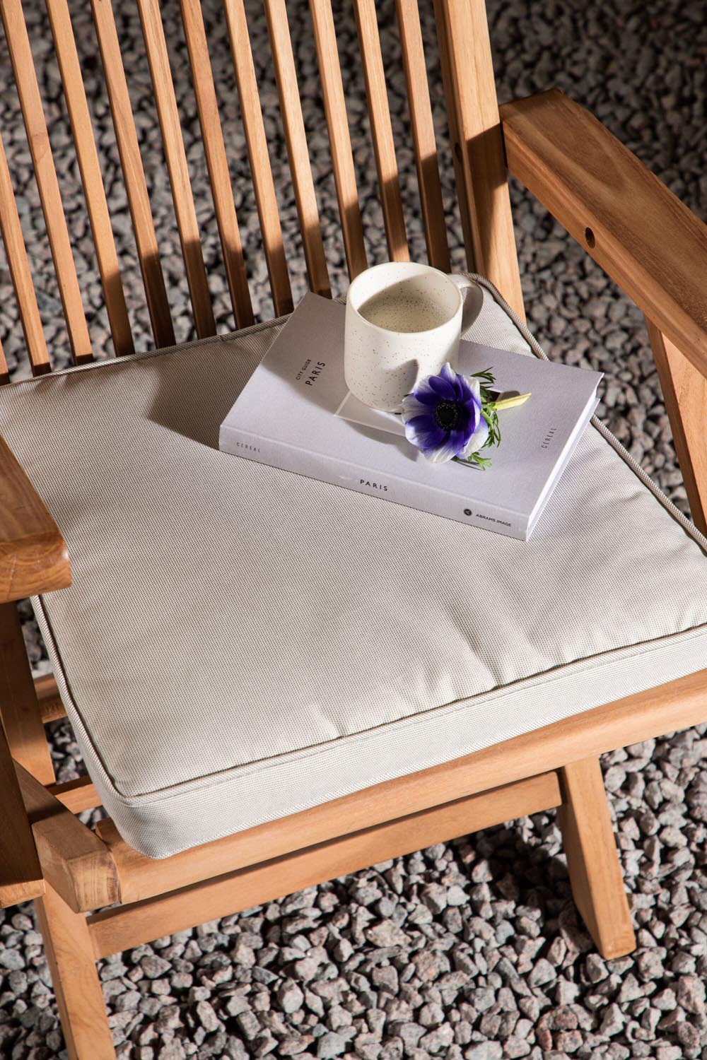 Beiges Sitzkissen Nairobi von Venture Home aus 100 % Polyester mit seitlichen Kordeln, rechteckige Form, 37 x 43 cm.