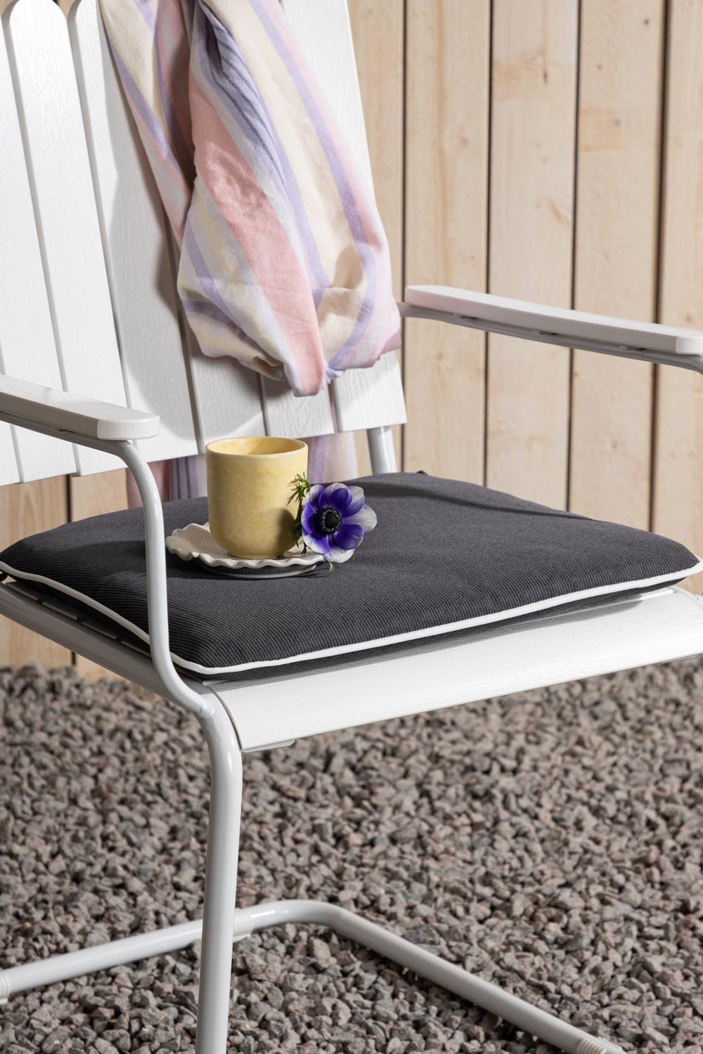 Dyna Holmsund Stuhl Ersatzkissen in Dunkelgrau präsentiert im Onlineshop von KAQTU Design AG. Sitzkissen ist von Venture Home