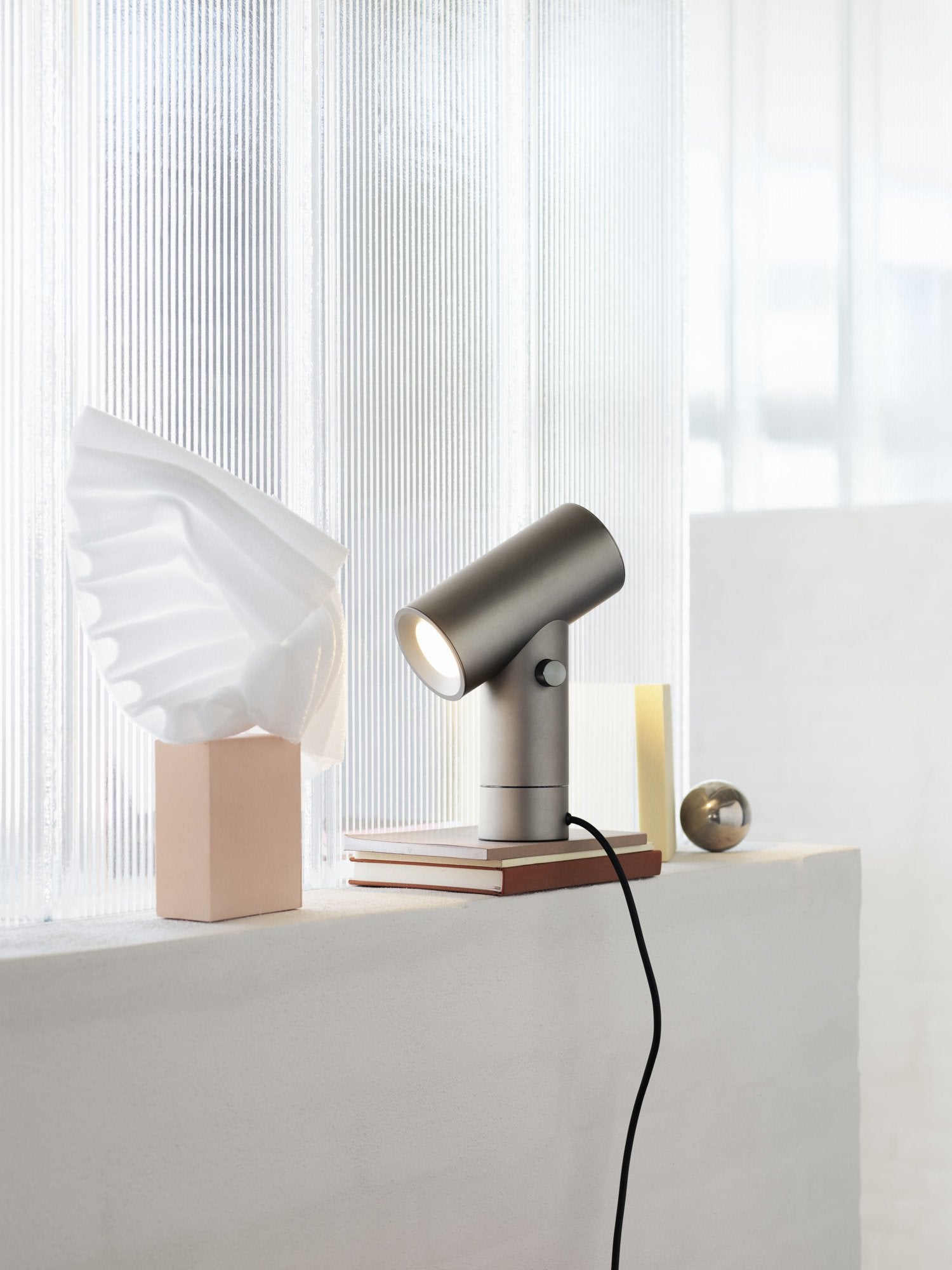 Beam Tisch Lampe in Aluminum präsentiert im Onlineshop von KAQTU Design AG. Tischleuchte ist von Muuto
