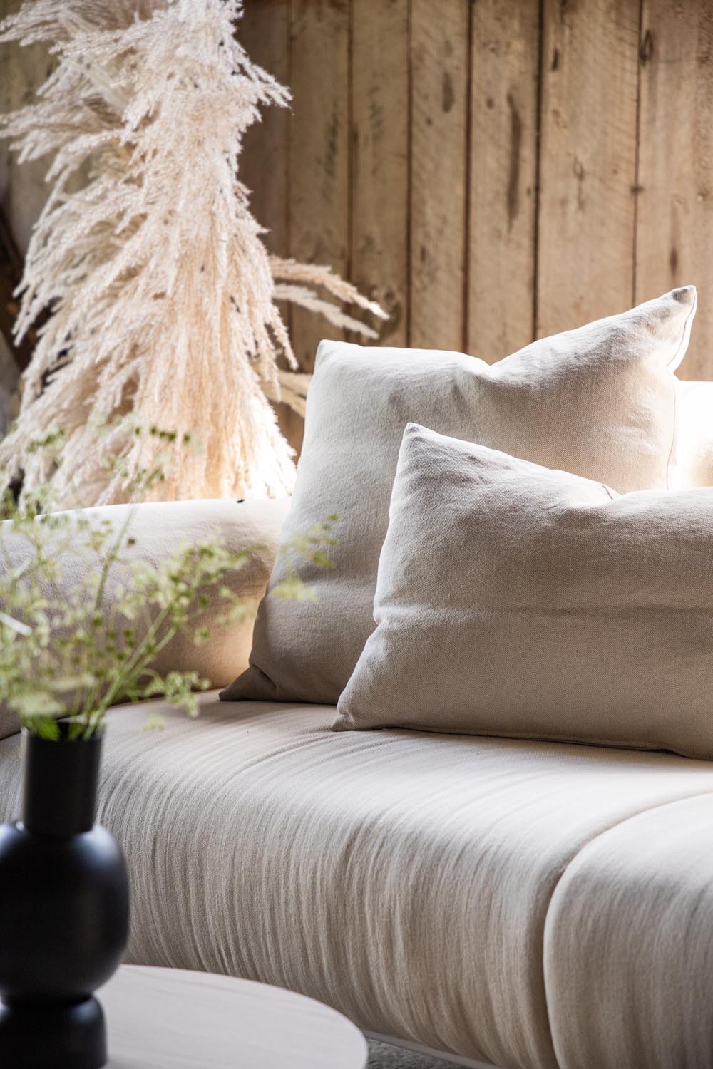 Öckerö Sofa in Beige präsentiert im Onlineshop von KAQTU Design AG. 3er Sofa ist von Vind