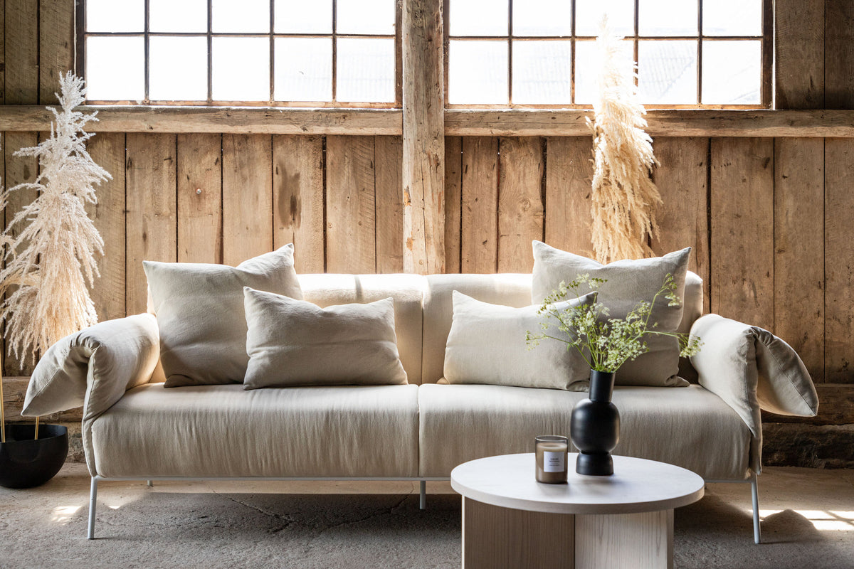Öckerö Sofa in Beige präsentiert im Onlineshop von KAQTU Design AG. 3er Sofa ist von Vind