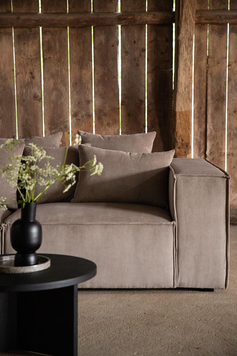 Gillholmen Sofa in Braun präsentiert im Onlineshop von KAQTU Design AG. 3er Sofa ist von Vind