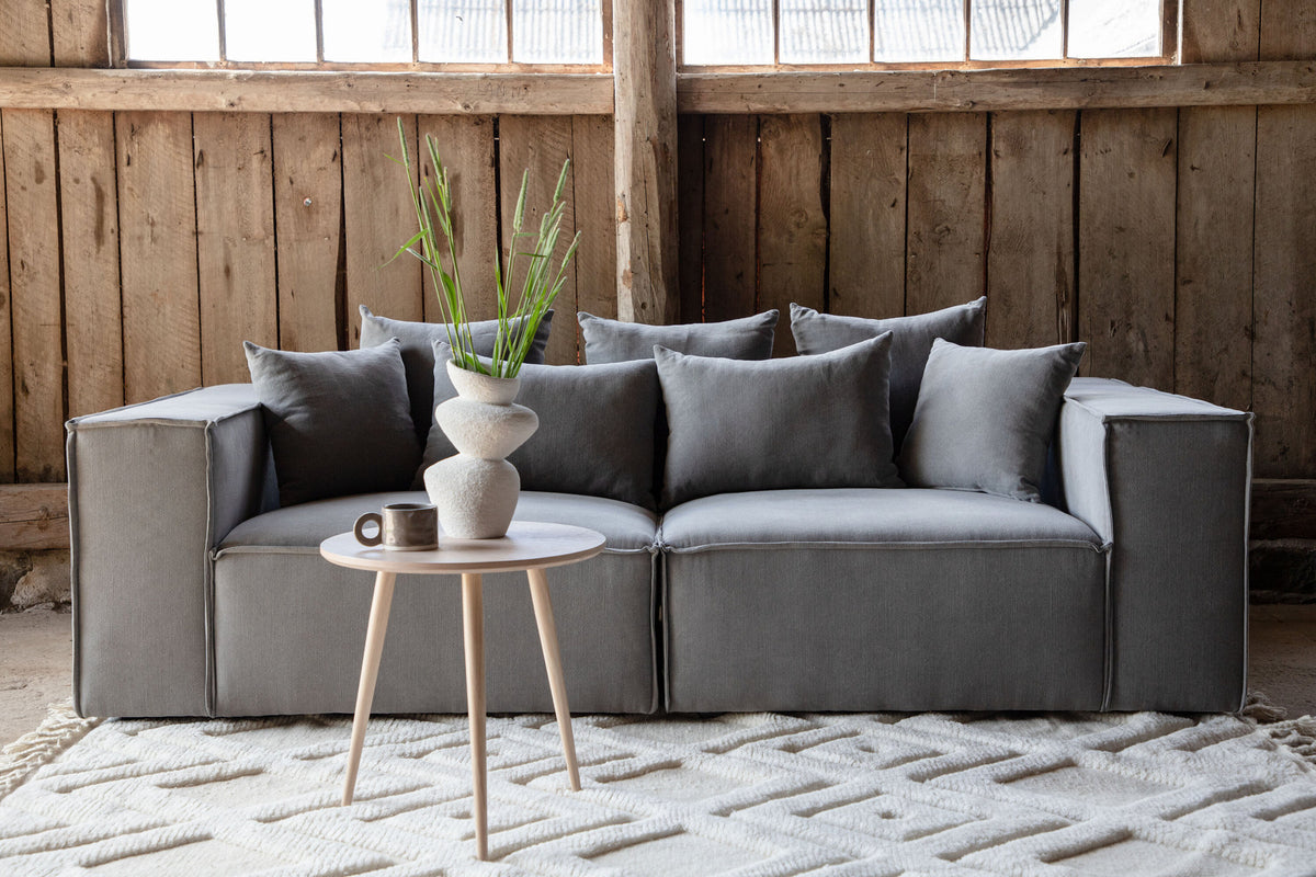 Gillholmen Sofa in Grau präsentiert im Onlineshop von KAQTU Design AG. 3er Sofa ist von Vind